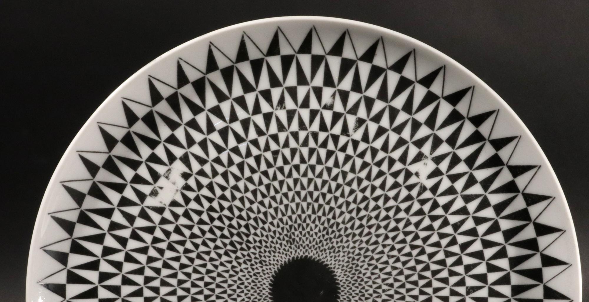 Fornasetti Egocentrismo Porcelana Platos Op Art Geométricos, Seis Platos siglo XX en venta