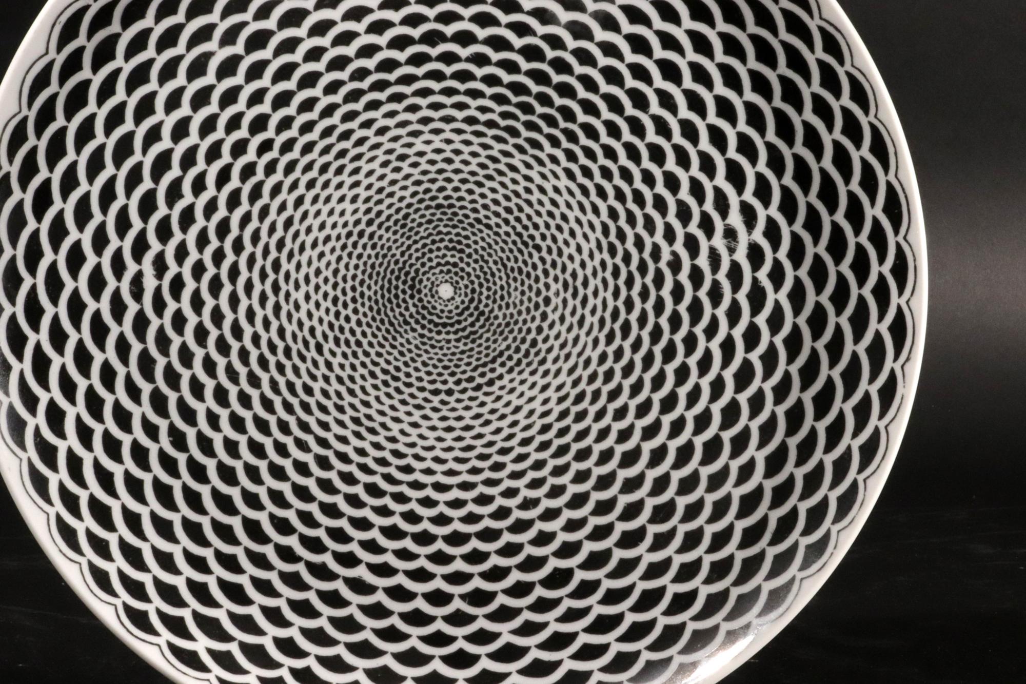 Fornasetti Egocentrismo Porcelana Platos Op Art Geométricos, Seis Platos en venta 2
