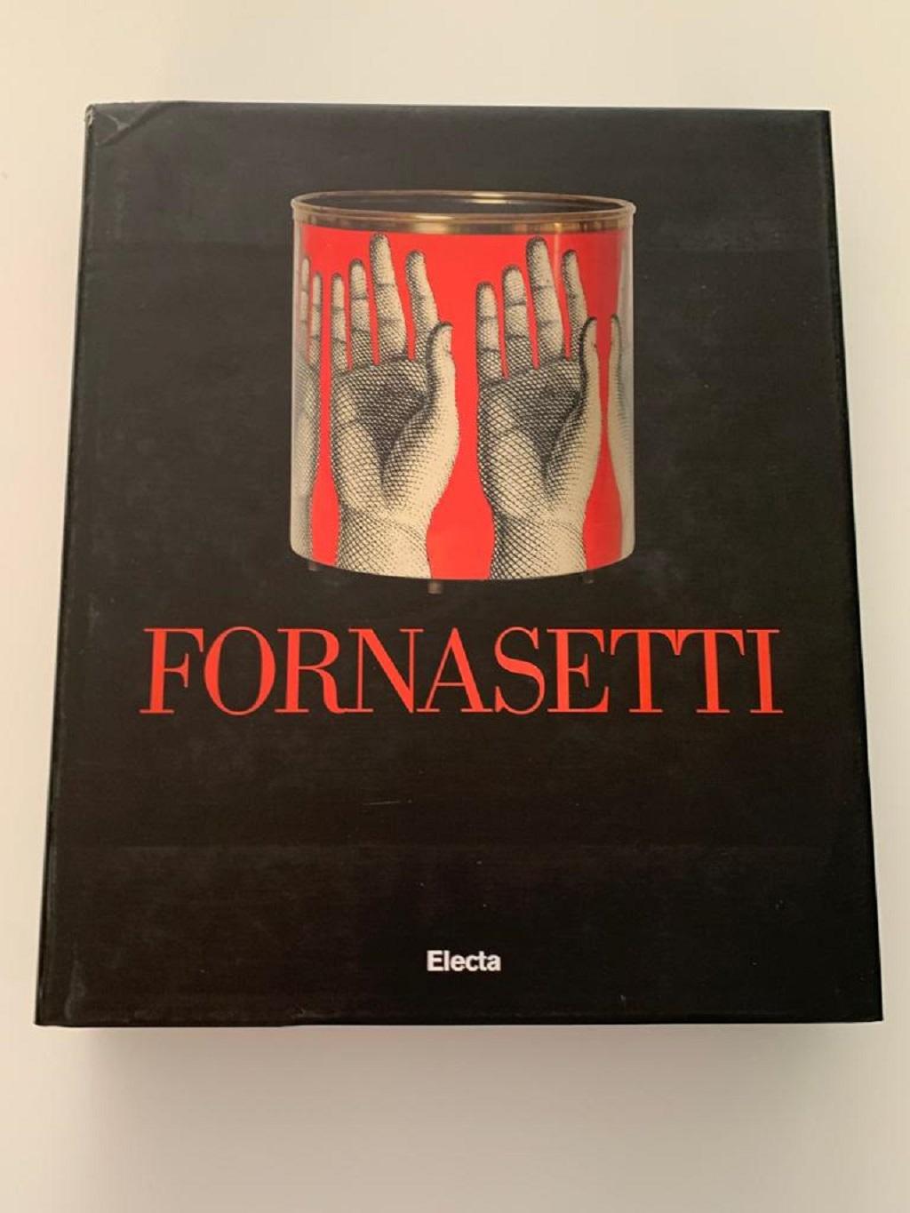 Cult designer for collectors of modern art, Piero Fornasetti was a brilliant and prolific creator: his artistic production, decoration, interior design and design is finally collected and documented in a complete volume.
Hardcover with box cover, in