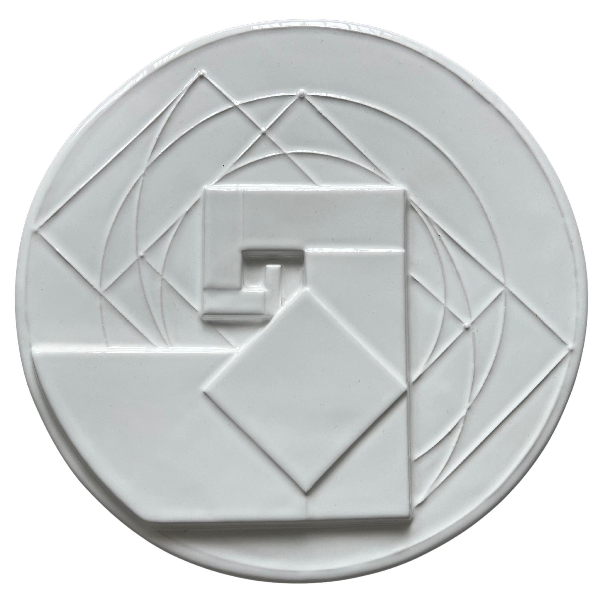 Faenza GIO' POMODORO Orciano di Pesaro 1930 - Milán 2002 Spiralaurea '87, 1987 Azulejo de mayólica blanca, altorrelieve, d 27,5 cm Firmado y numerado en el reverso: Gio' Pomodoro 345/1500 Ejemplo producido por el Artista para Alitalia en