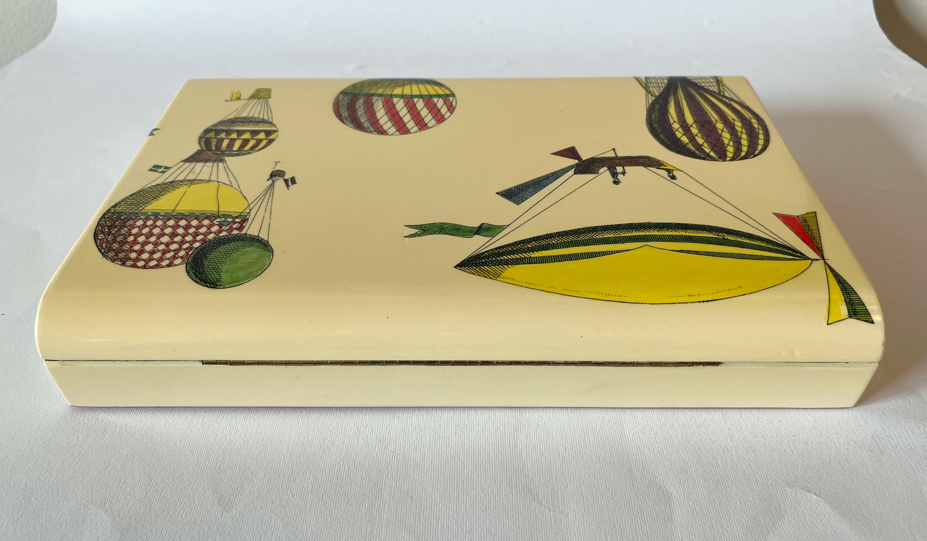 FORNASETTI Jeu de cartes de poker Montgolfière Boîte de jeu Bon état - En vente à Los Angeles, CA
