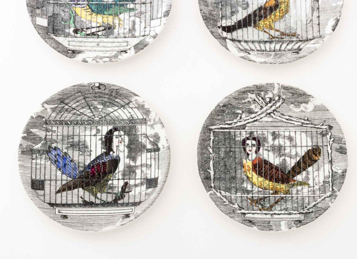 Fornasetti Le Arpie Gentili Porzellan Untersetzer, 8 (Moderne der Mitte des Jahrhunderts) im Angebot