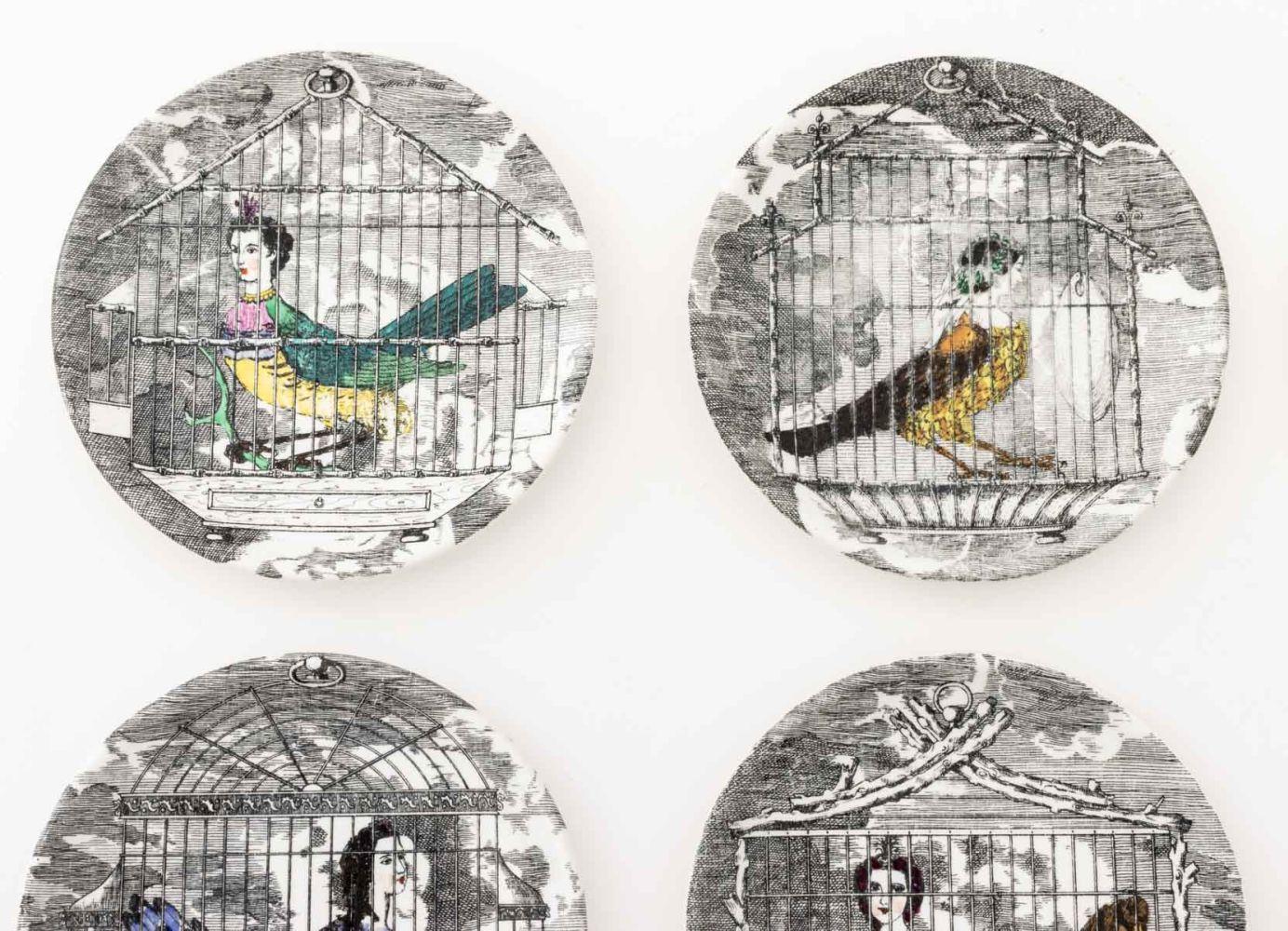 Fornasetti Le Arpie Gentili Porzellan Untersetzer, 8 (Italienisch) im Angebot