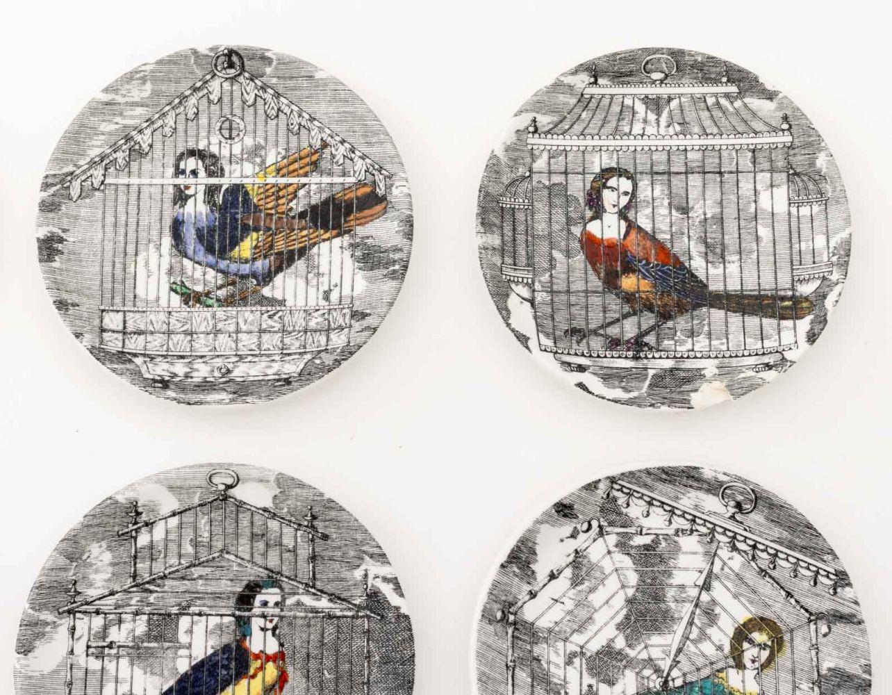 Fornasetti Le Arpie Gentili Porzellan Untersetzer, 8 (20. Jahrhundert) im Angebot