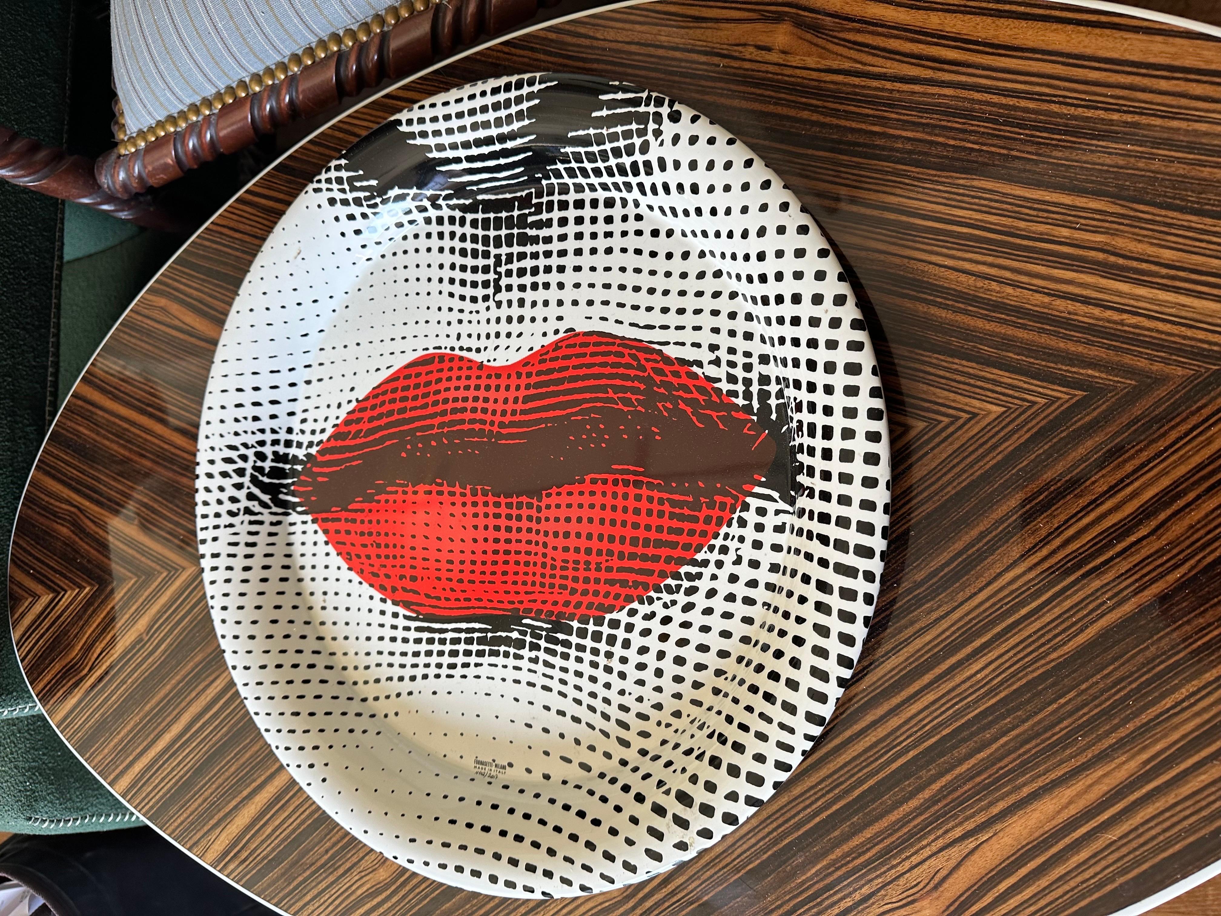 Fornasetti Lips Tablett (Metall) im Angebot