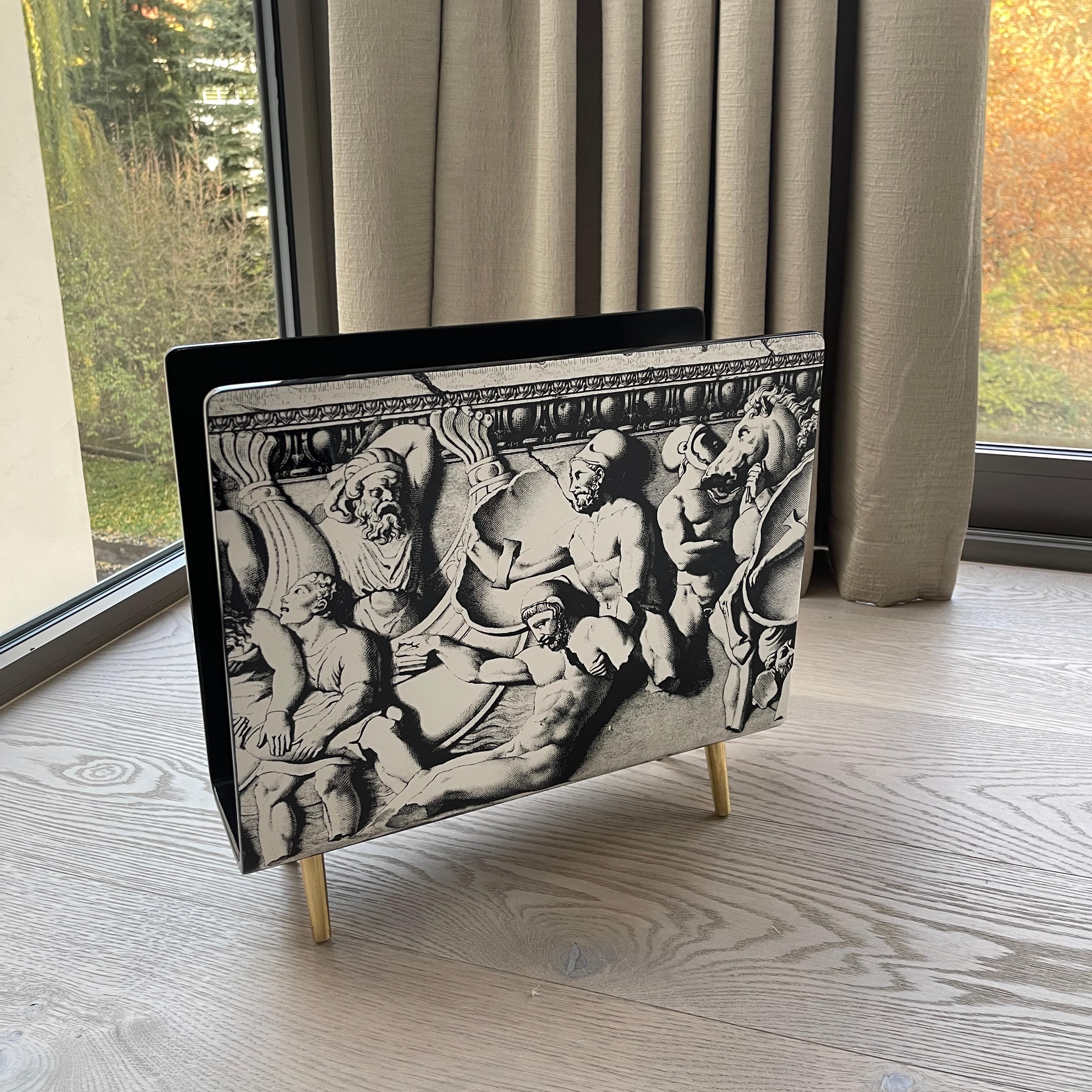 Italiano Portariviste Fornasetti - Bassorilievo in vendita