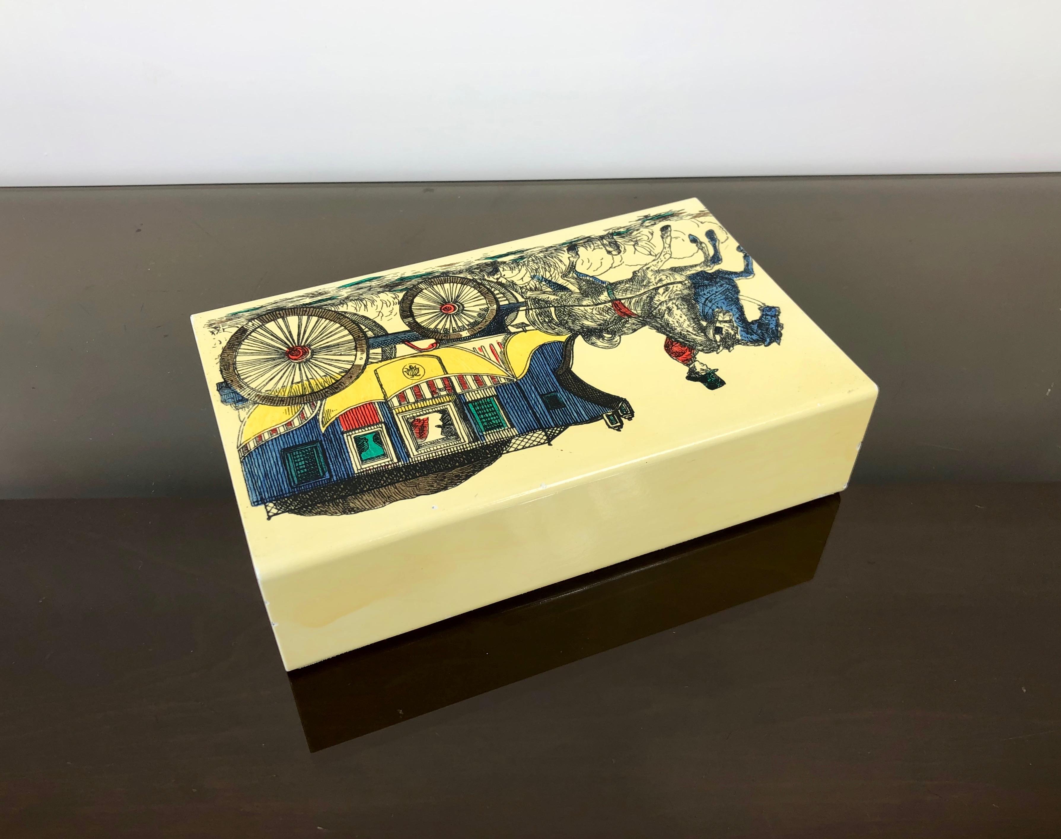 Fornasetti Mid-Century Modern-Kartenschachtel, 1950er Jahre, Metall und Holz, Italien (Mitte des 20. Jahrhunderts) im Angebot