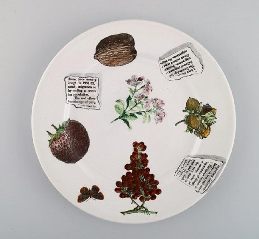 Fornasetti, Mailand, vier Teller aus handbemaltem Porzellan, 1980er Jahre.
Maße: Durchmesser: 23,5 cm.
In ausgezeichnetem Zustand.
Gestempelt.