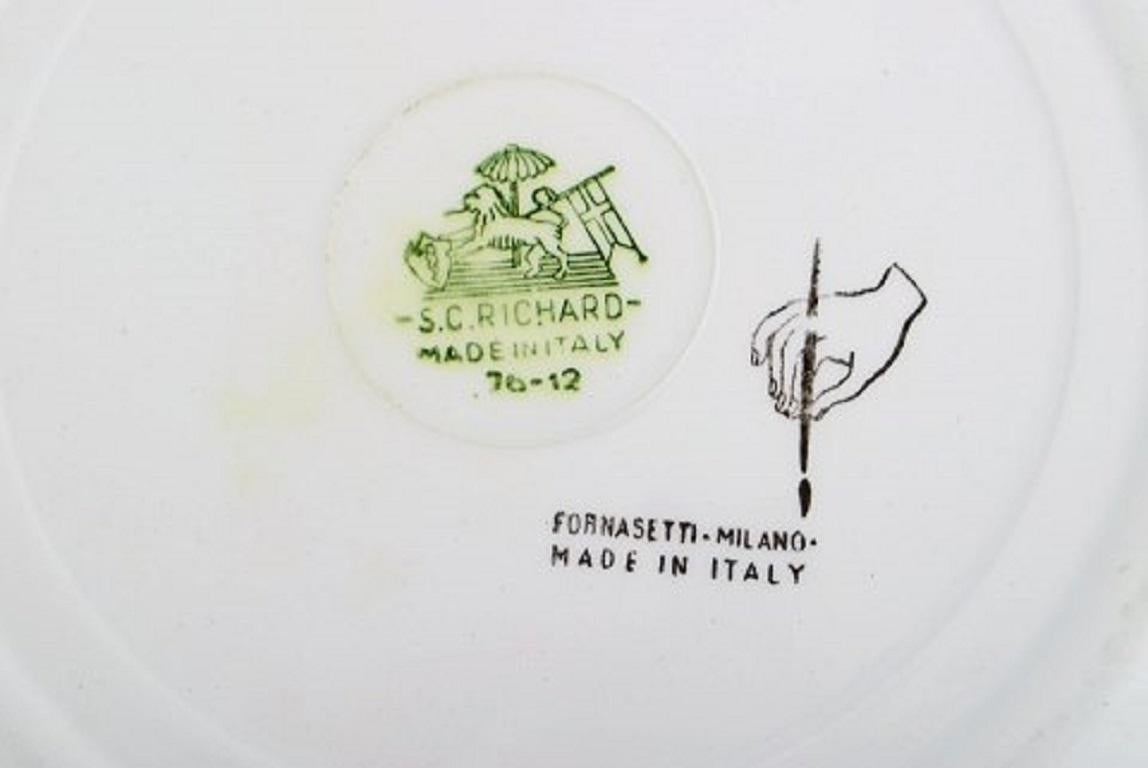 Fornasetti, Mailand, vier Teller aus handbemaltem Porzellan, 1980er Jahre (Ende des 20. Jahrhunderts) im Angebot