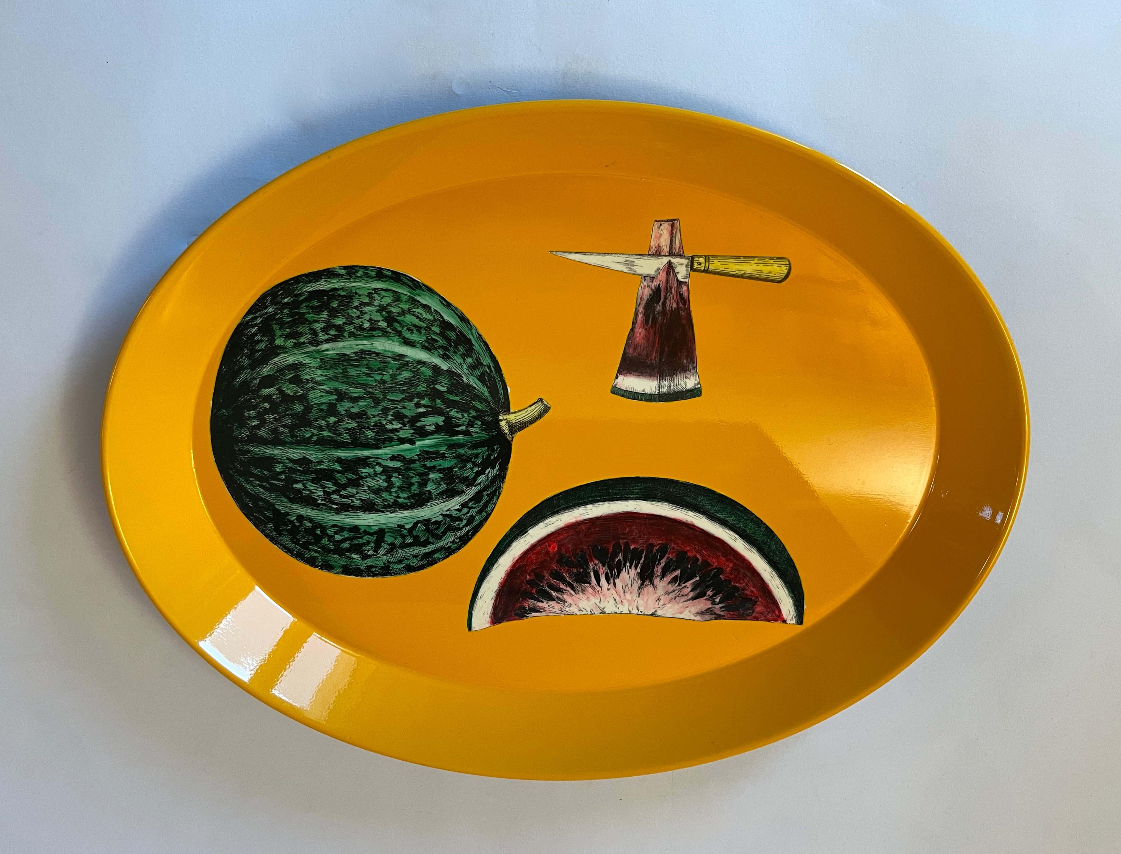 Vintage Italienisch ovalen Metall-Tablett Darstellung Wassermelone auf orange Oberfläche / hergestellt in Mailand Italien in den 1950er Jahren
Original Fornasetti Label auf dem Sockel
Maße: Breite 18 Zoll, Tiefe 13,5 Zoll, Höhe 1,5 Zoll
1 verfügbar