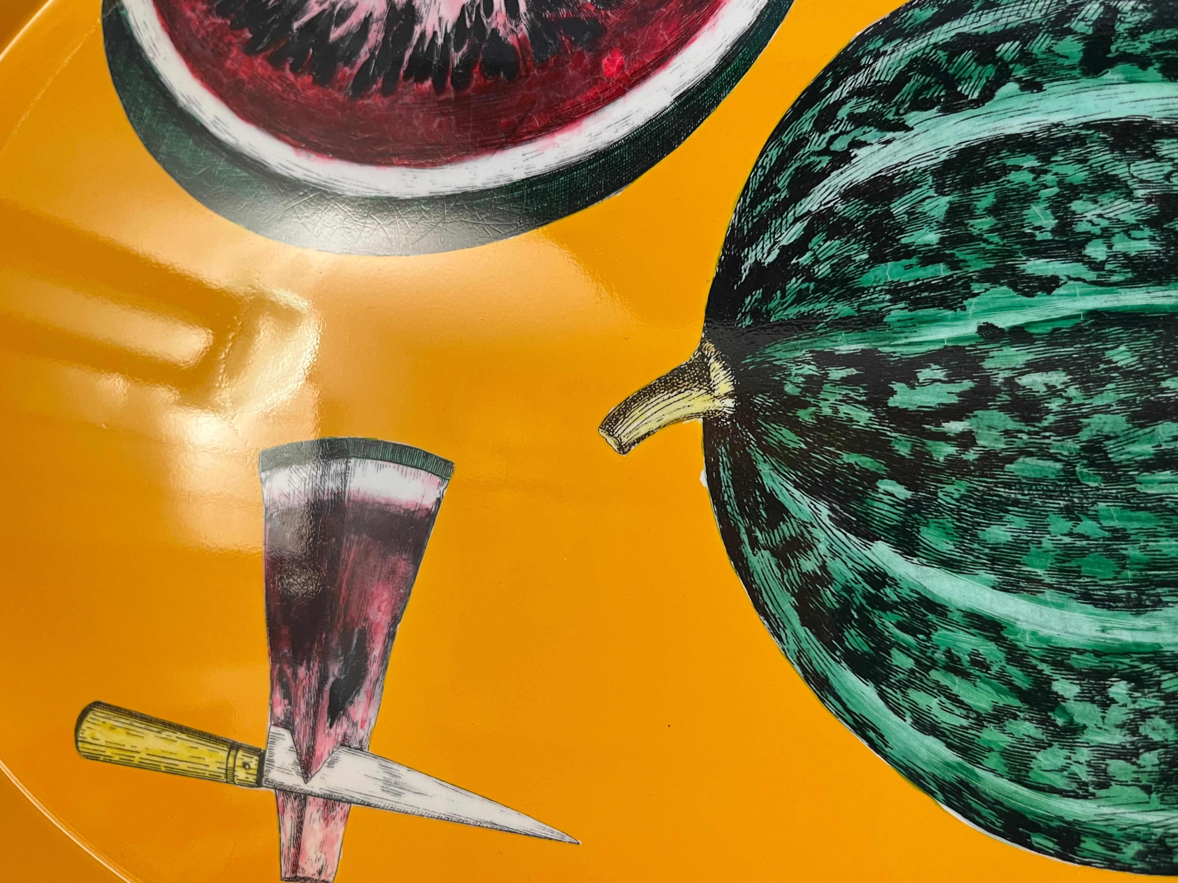 FORNASETTI Wassermelon-Ovales Metalltablett aus Metall (20. Jahrhundert) im Angebot