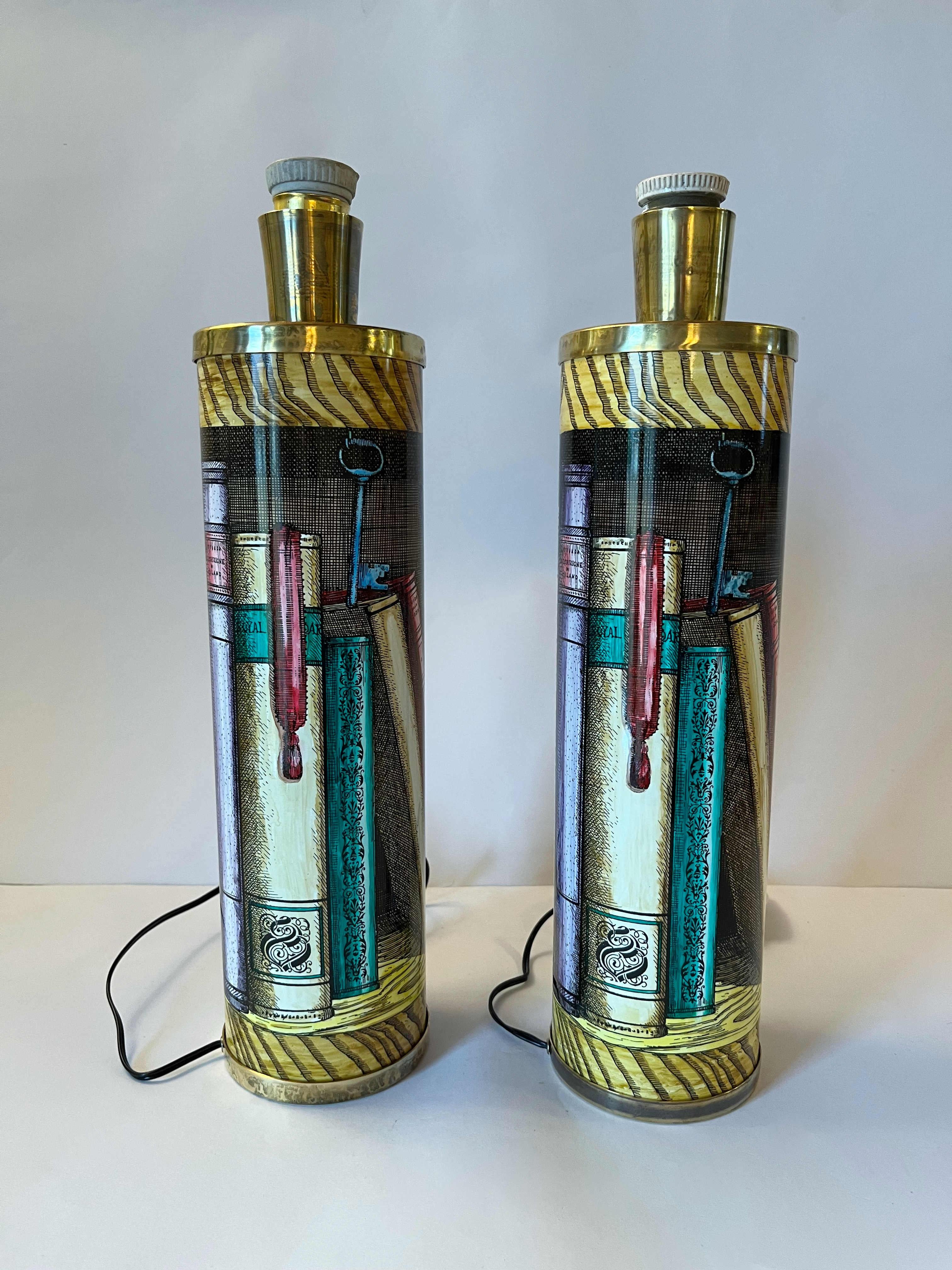 Lampada da tavolo italiana d'epoca in metallo verniciato decorato con motivi di libri e farfalle (litografati e stampati a trasferimento) e ottone / realizzata a Milano negli anni '80
Etichetta originale sulla base
1 luce / tipo E26 o E27 / max 60W