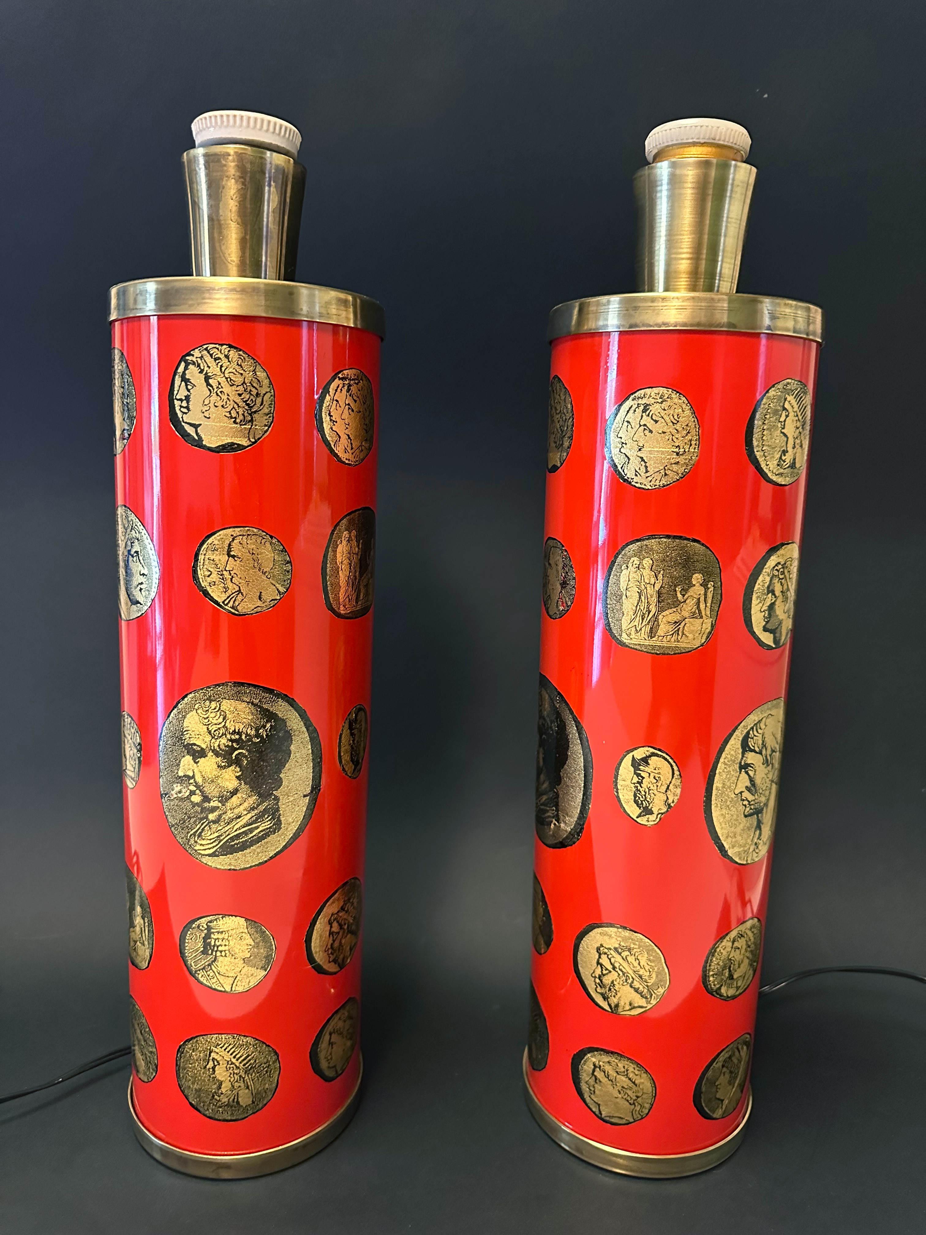 Vintage Italian table lamp with painted metal decorated with cameos on red background (lithographical and transfer-printed) and brass / made in Milan Italy in the 1980s
Original label on the base
1 light / E26 or E27 type / max 60W 
Measures: