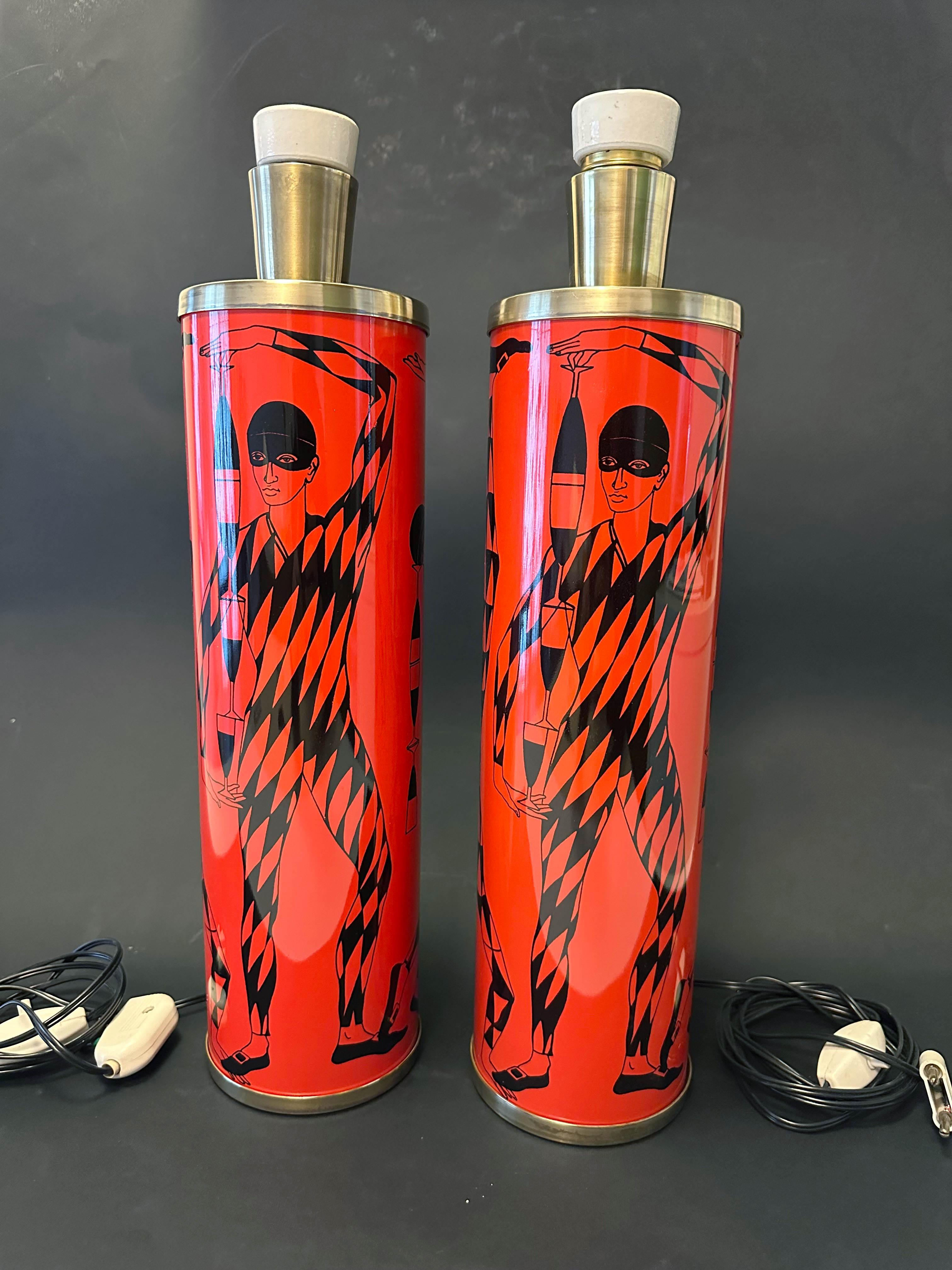 Vintage Italian table lamp with painted metal decorated with harlequins on red background (lithographical and transfer-printed) and brass / made in Milan Italy by Fornasetti, in the 1980s
Original label on the base
1 light / E26 or E27 type / max