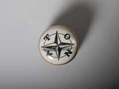 Pisapapeles Fornasetti con alfabeto fonético de la OTAN con soporte para bolígrafo