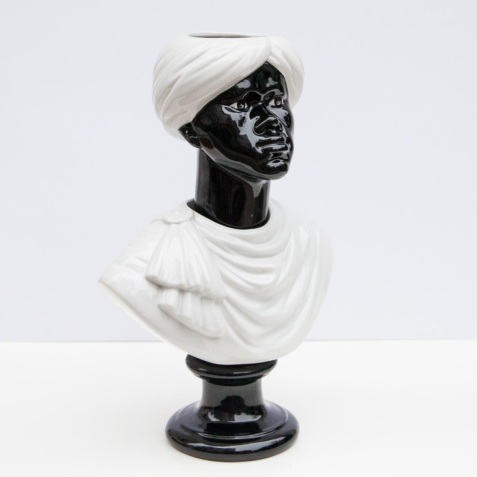 Vaso da fiori di Piero Fornasetti in ceramica fusa bianca e nera a tema 