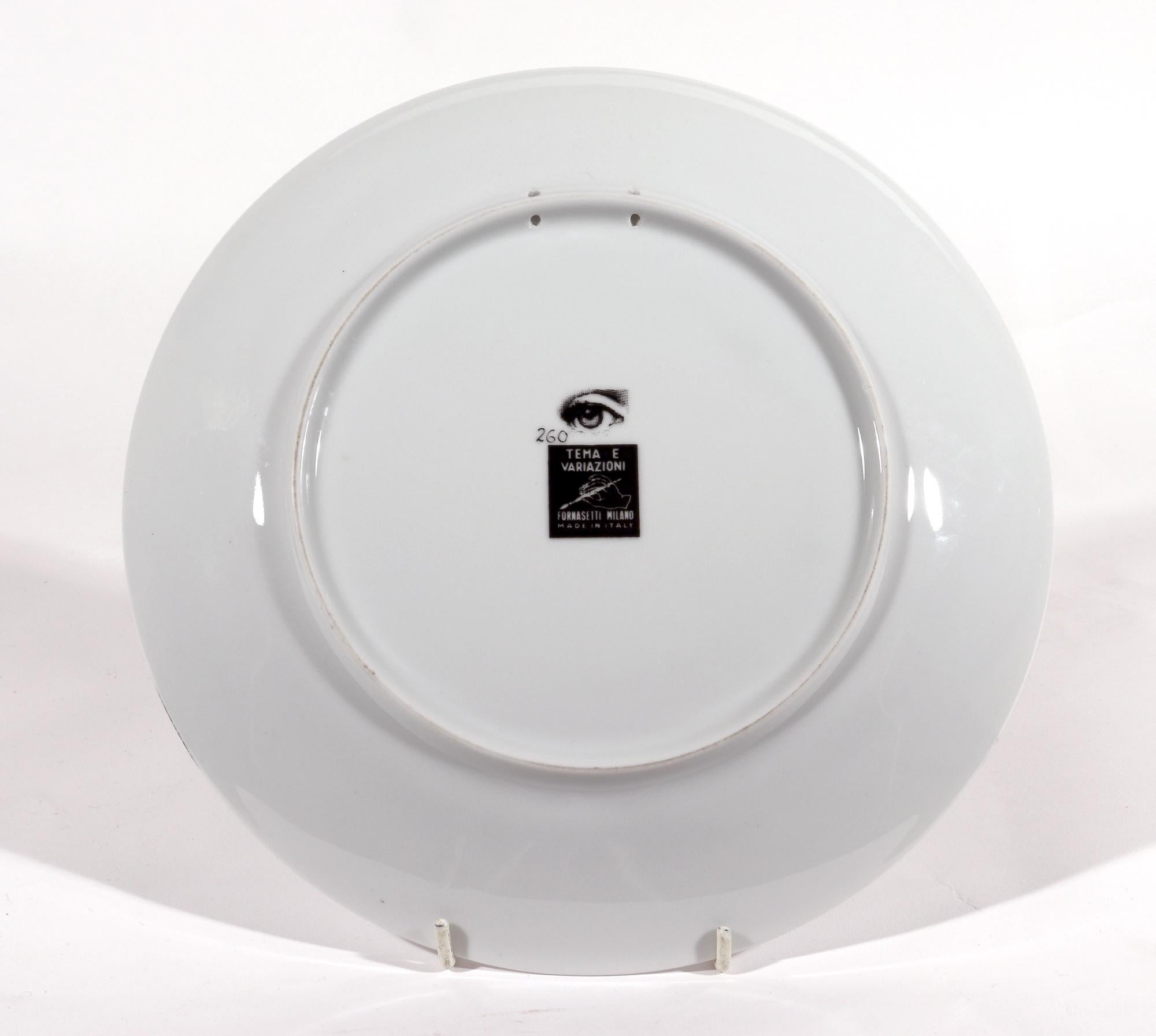 Plato de porcelana Fornasetti Temas y variaciones surrealistas, nº 260 Italiano en venta