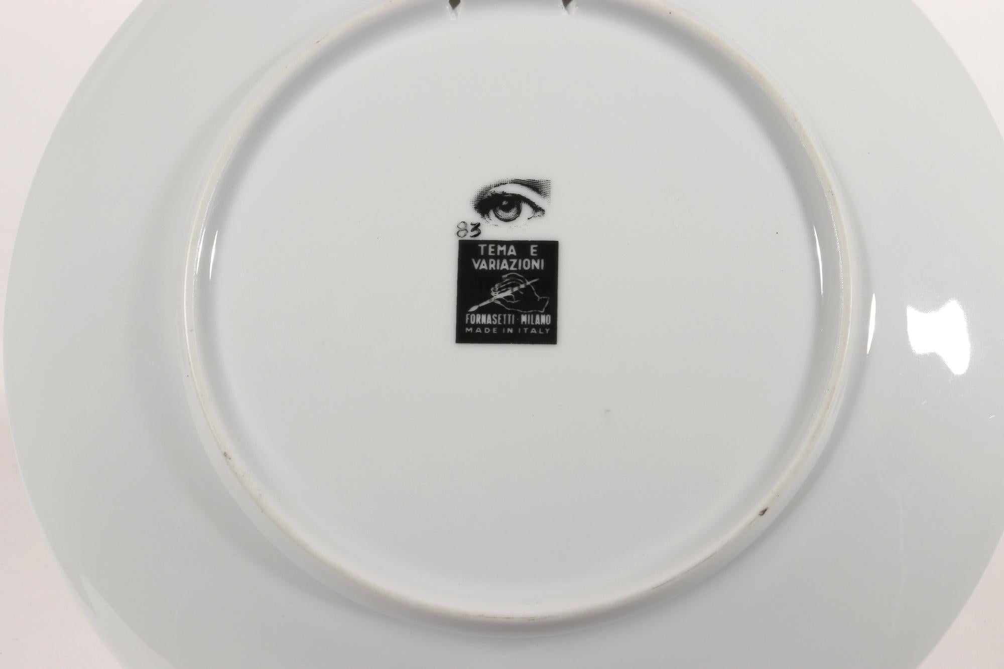 italien Assiette en porcelaine Fornasetti sur le thème du surréalisme et de la variation, n°83 en vente