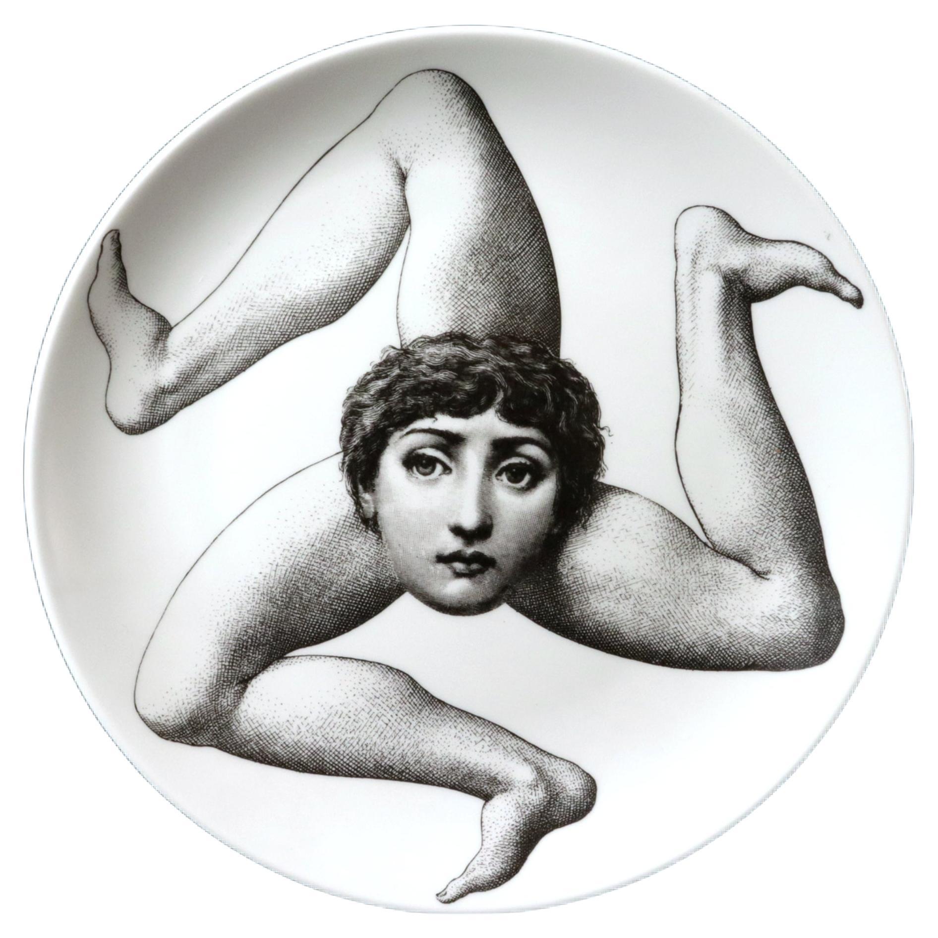 Fornasetti Porcelain Themes 
Variation Plate, Number 186 im Angebot