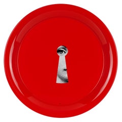 Fornasetti Rundes Tablett Serratura Schlüsselloch Handgefertigtes Rotes Metall