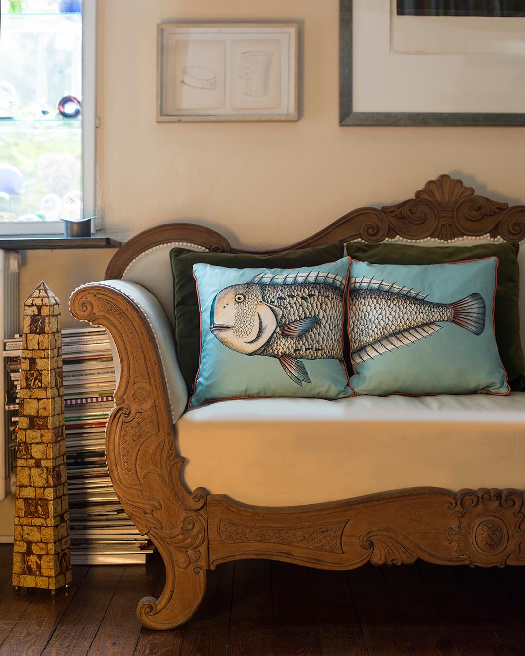 I cuscini Fornasetti aggiungeranno a ogni stanza un dettaglio inaspettato grazie ai più iconici Atelier Design italiani.

Si tratta di un set di due cuscini che raffigurano la famosa decorazione Fornasetti del pesce diviso in due parti.
