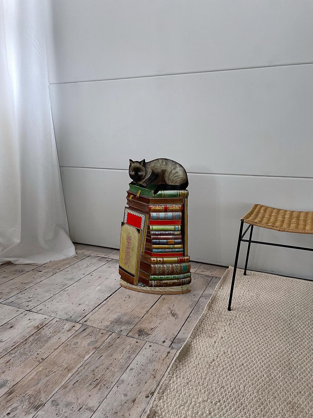 Piero Fornasetti 'Gatto Siamese su Libri' 
Hand painted umbrella stand by Fornasetti, made in Italy in 1997. This stand is numbered N°6 / 97 E.S. Paper label to the rear. Very good original condition with the original green water pot.

We ship