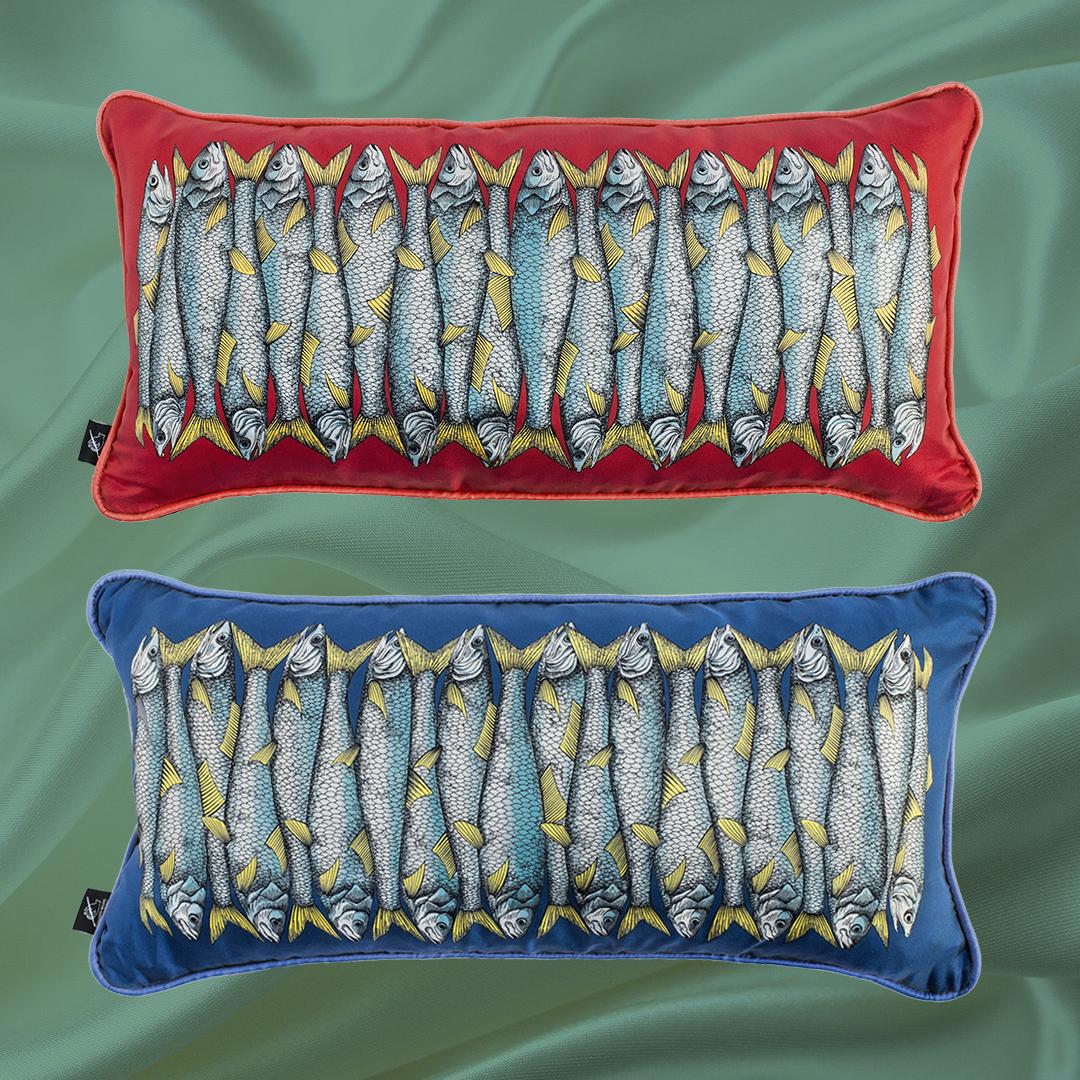 italien Fornasetti - Coussin en soie Sardine Fishes on Blue en vente