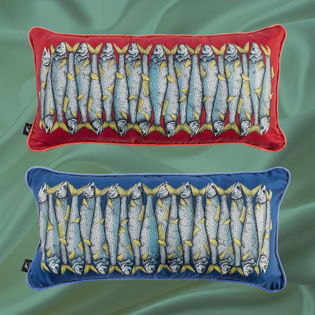 Moderno Cuscino in seta Fornasetti: pesci sardine su rosso in vendita