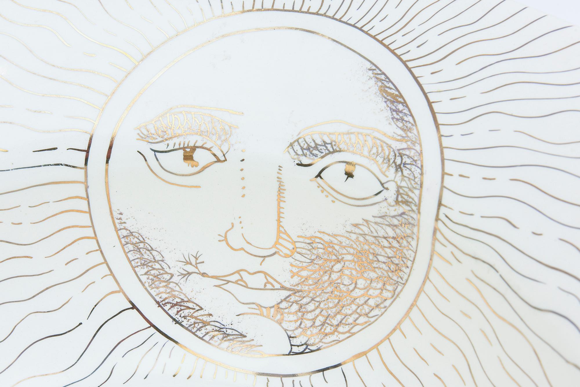 Große signierte Keramik-Sonnenschale im Fornasetti-Stil mit Goldbordüren im Angebot 2