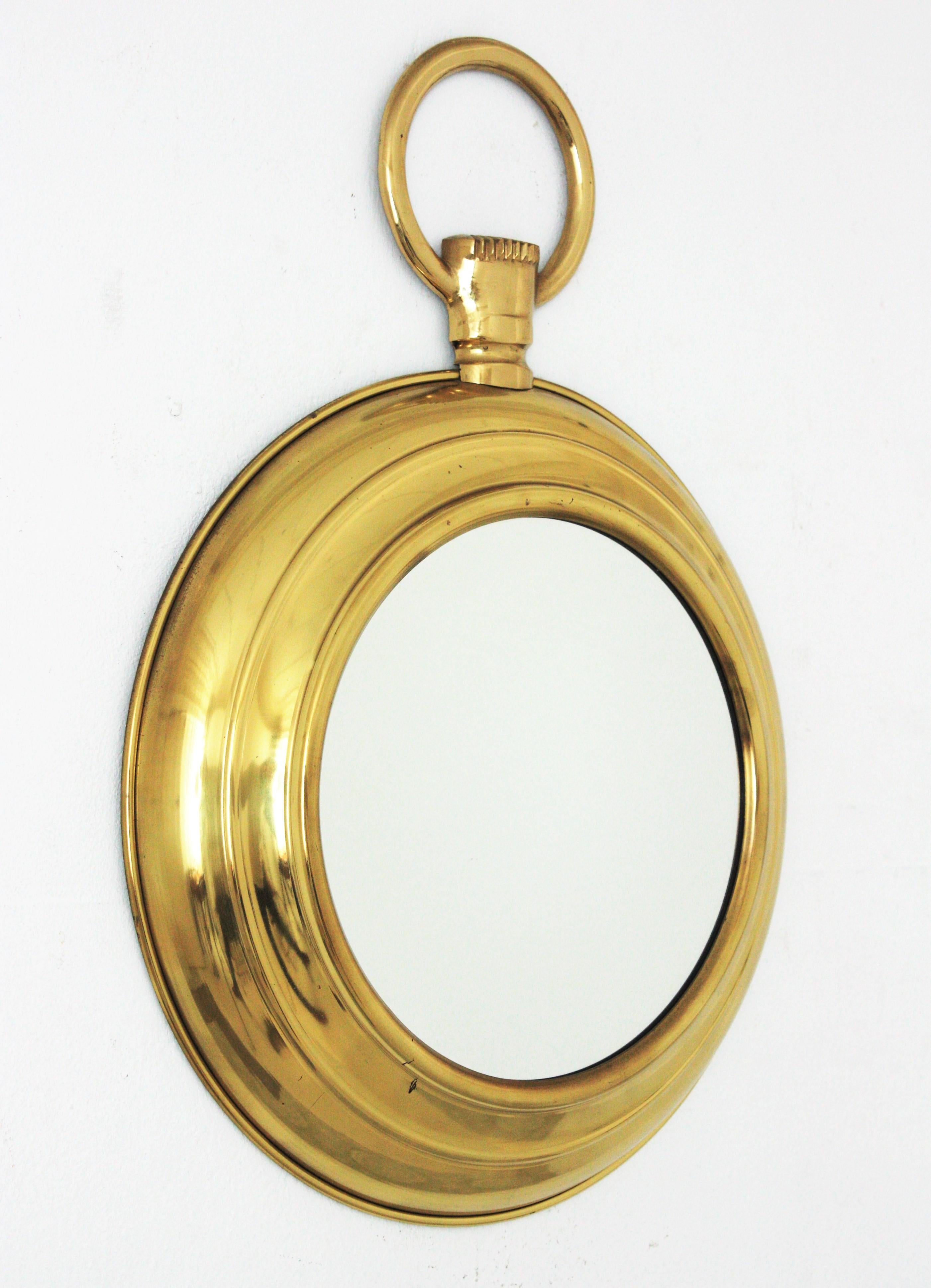 Fornasetti Style Midcentury Brass Pocket Watch Round Wall Mirror (miroir de poche en laiton)

Miroir mural en forme de montre de poche en laiton, dans le style de Piero Fornasetti. Italie, années 1950-1960.
Bien construit.
Ce miroir mural sera un