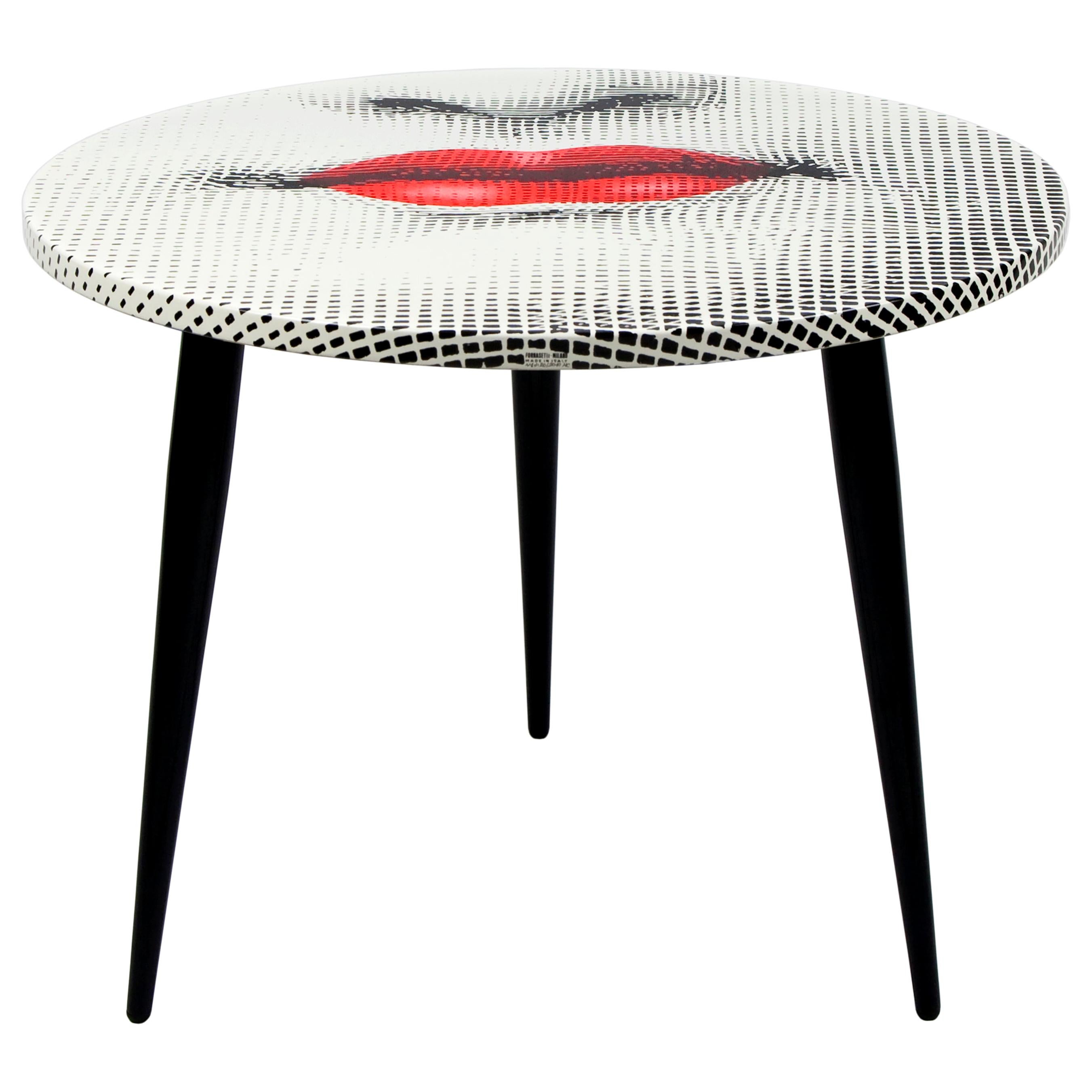 Fornasetti Piano del tavolo Bocca Red Lips colorato a mano, gambe in legno in vendita