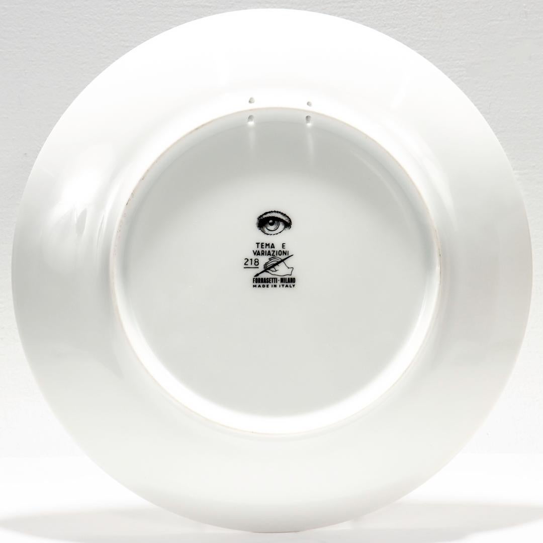 Assiette en porcelaine n° 218 thème et variations de Fornasetti avec boîte d'origine en vente 2
