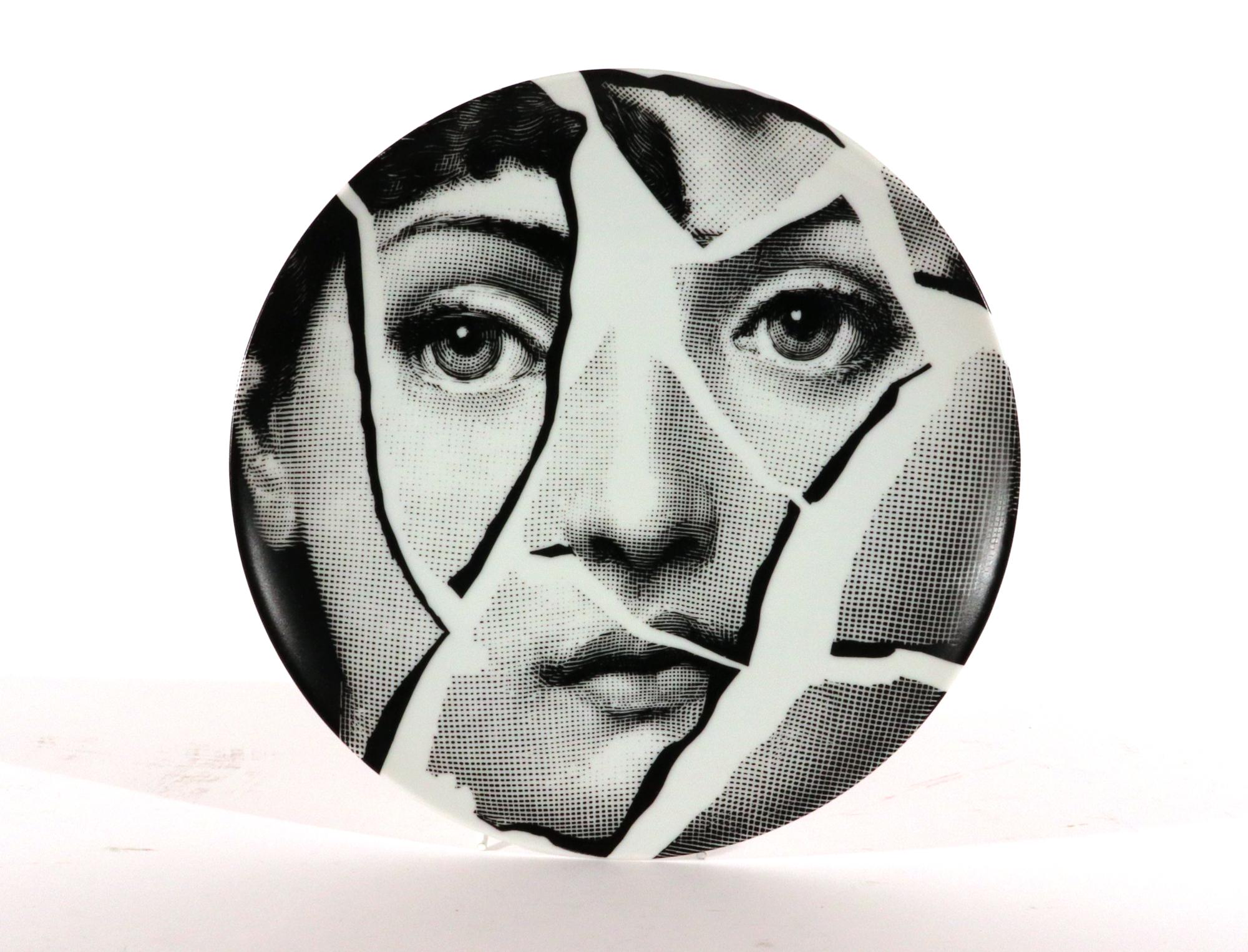 Plato de porcelana vintage Fornasetti Temas y Variaciones, 
Número 2,
Patrón de plato roto
Fornasetti Atalier.

Un plato de porcelana Fornasetti en una de  el patrón Temas y Variaciones, que representa variaciones de la imagen de la famosa cantante