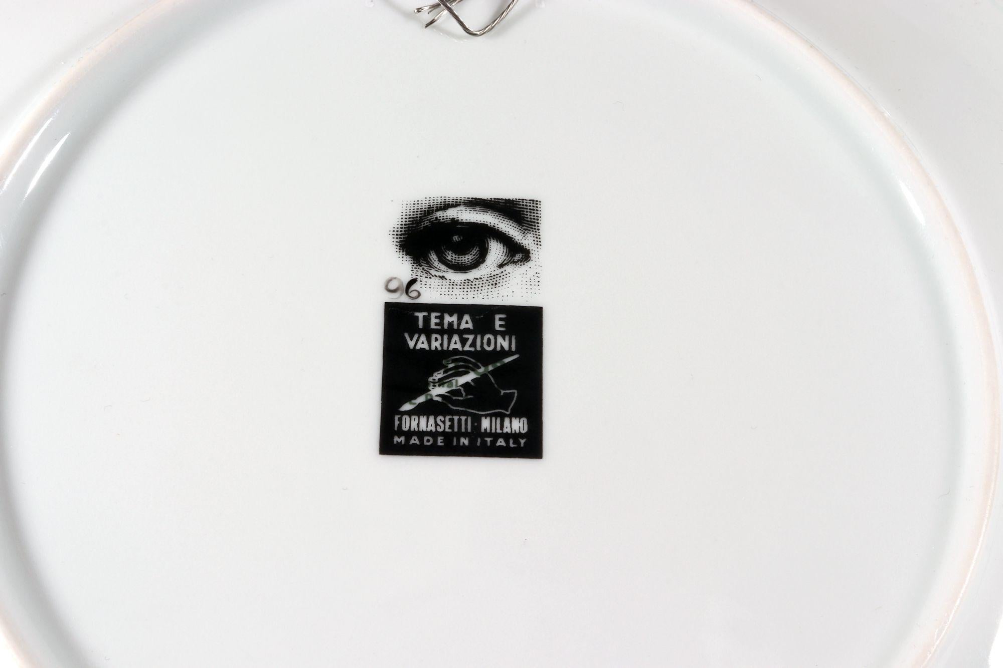 20ième siècle Thèmes et variations d'assiette en or Fornasetti, thème E Variazioni, numéro de motif 96 en vente