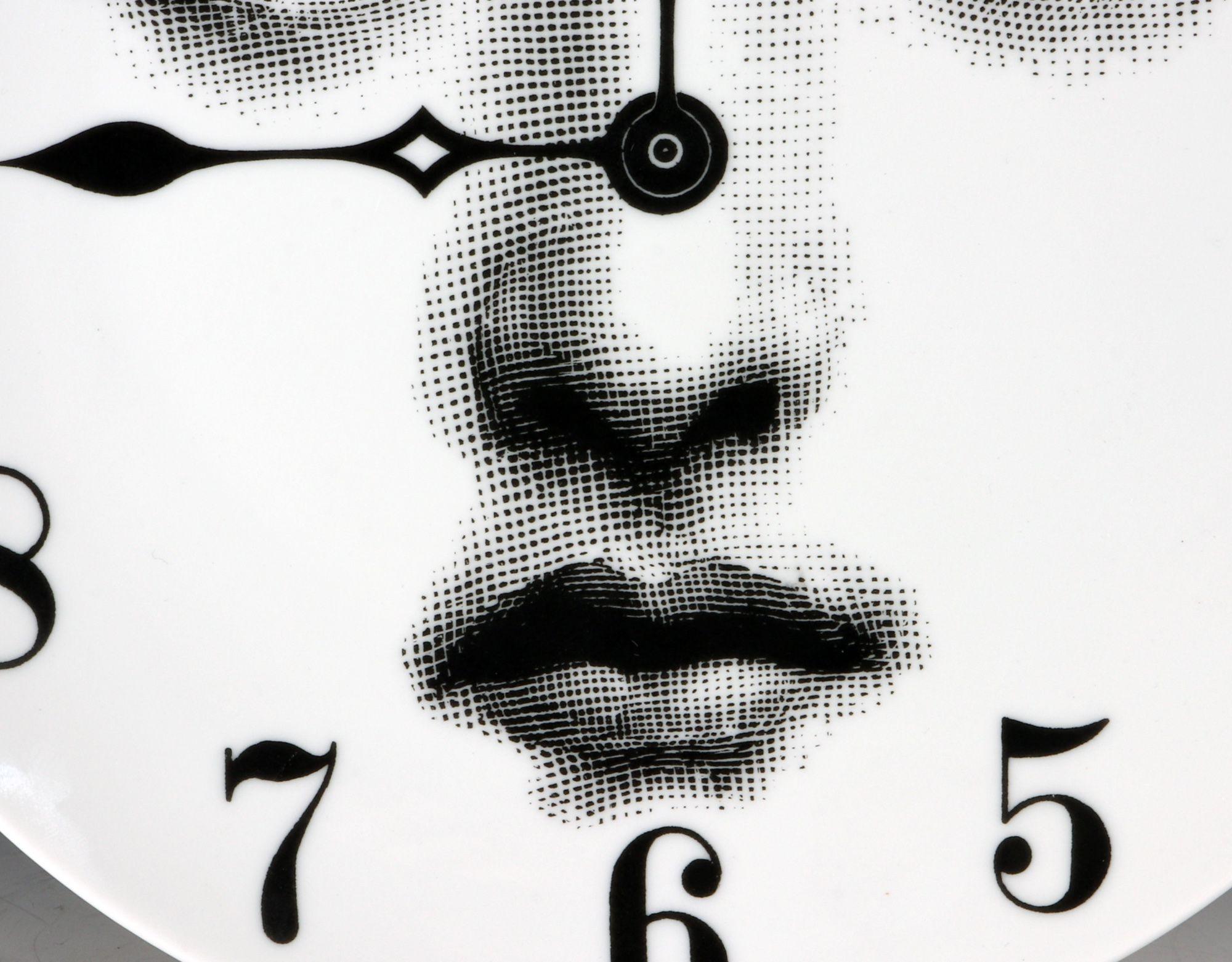 Moderne Horloge à plaques Fornasetti thèmes et variations, numéro de modèle 74 en vente