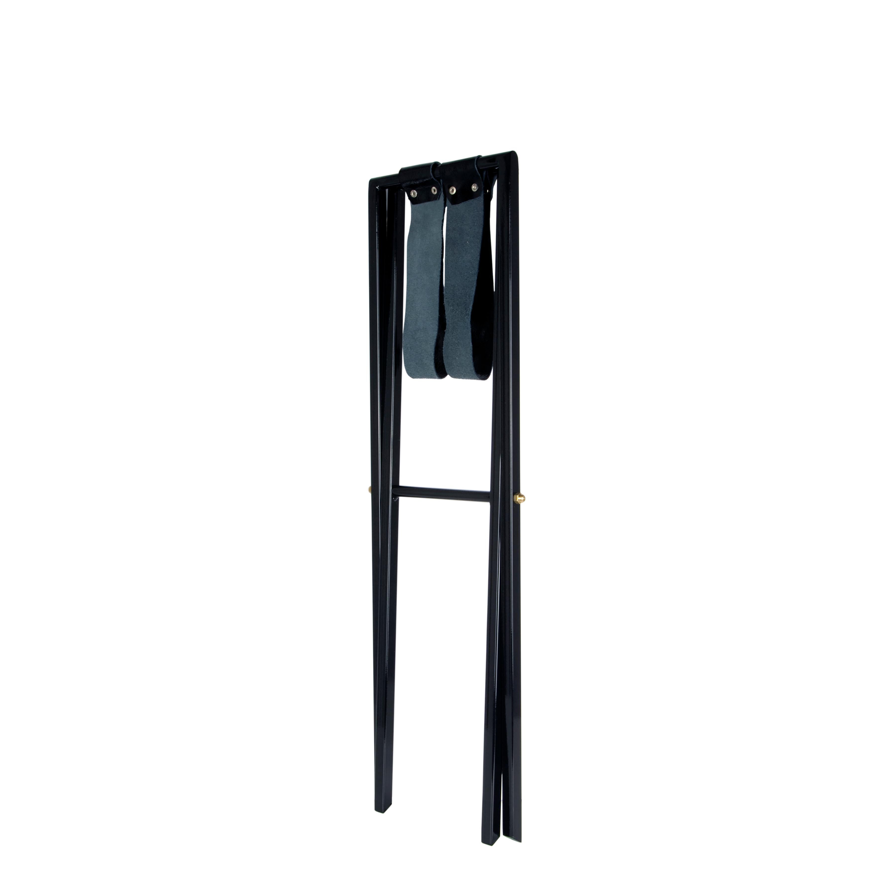 Les plateaux Fornasetti deviennent d'élégantes tables basses en ajoutant cette base en bois noir. Convient à un plateau en bois de 25 x 60 cm.

L'image montre le plateau sur son support (le plateau n'est pas inclus dans le prix).