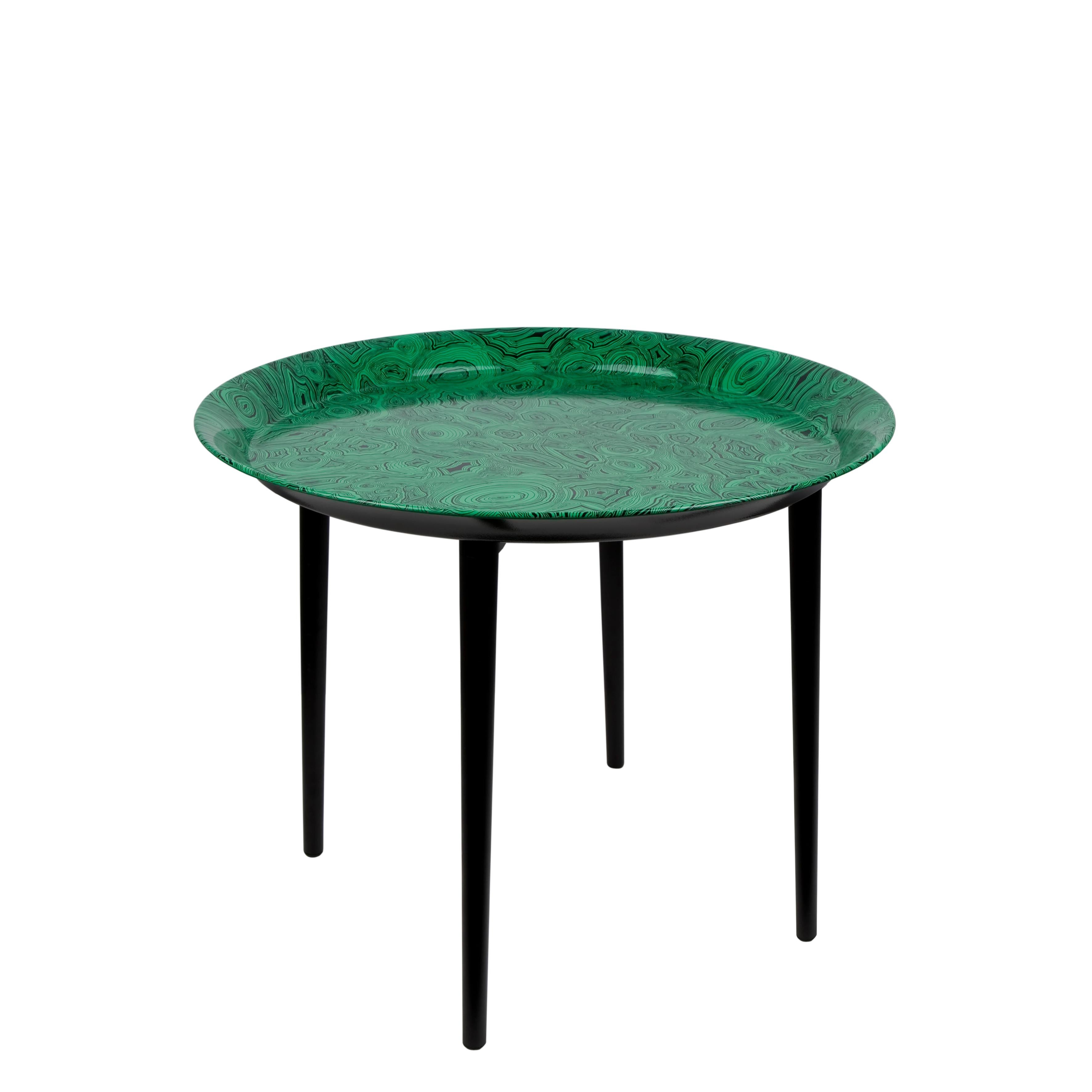 Les plateaux Fornasetti deviennent d'élégantes tables basses en ajoutant cette base en bois noir. Convient à un plateau rond en métal de 60 cm de diamètre. 

La deuxième image montre le plateau sur son support (le plateau n'est pas inclus dans le