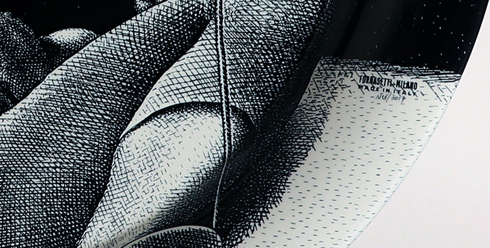 Fornasetti-Tablett
Jongleur mit drehenden Tellern,
Atelier Fornasetti,
Datiert 2017, N 16

Das schwarze runde Tablett ist mit einem Muster aus Themen und Variationen mit der Nummer 193 bedruckt. Es zeigt einen Jongleur auf dem Rücken mit sechs