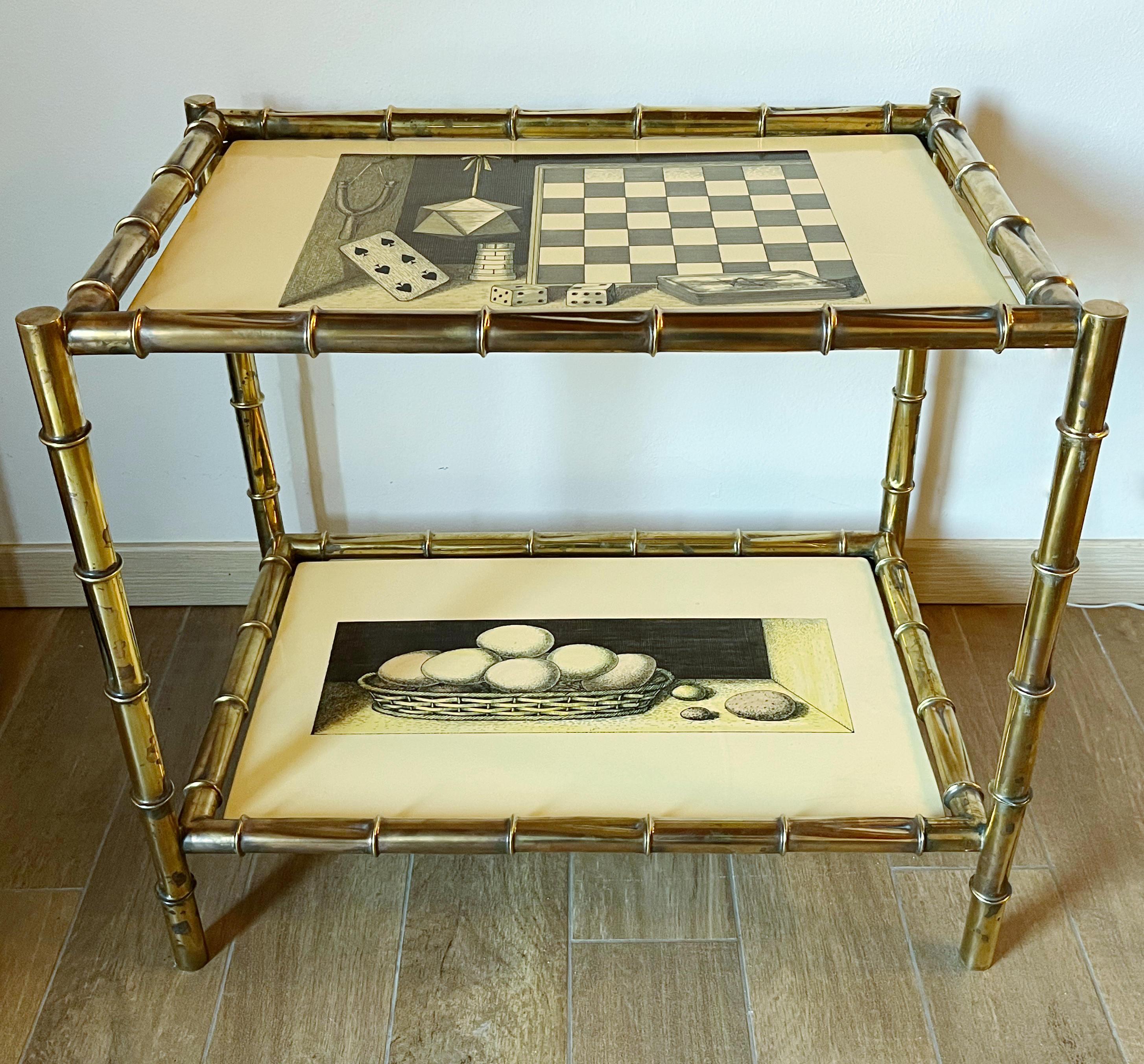 Table vintage italienne avec deux plateaux amovibles en bois laqué et base en laiton patiné faux bambou / fabriquée à Milan Italie dans les années 1950.
Labels originaux de Fornasetti sur la base des plateaux
Dimensions : largeur 25 pouces,