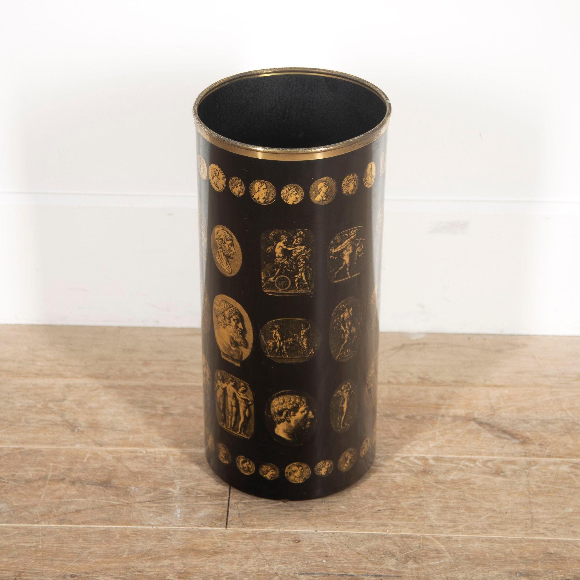 Porte-parapluie en métal de Piero Fornasetti. Italie, vers 1960. Avec un bord en laiton et de magnifiques camaïeux d'or imprimés représentant des sujets antiques. Il y a des pertes mineures dans la décoration de surface, qui n'enlèvent rien à