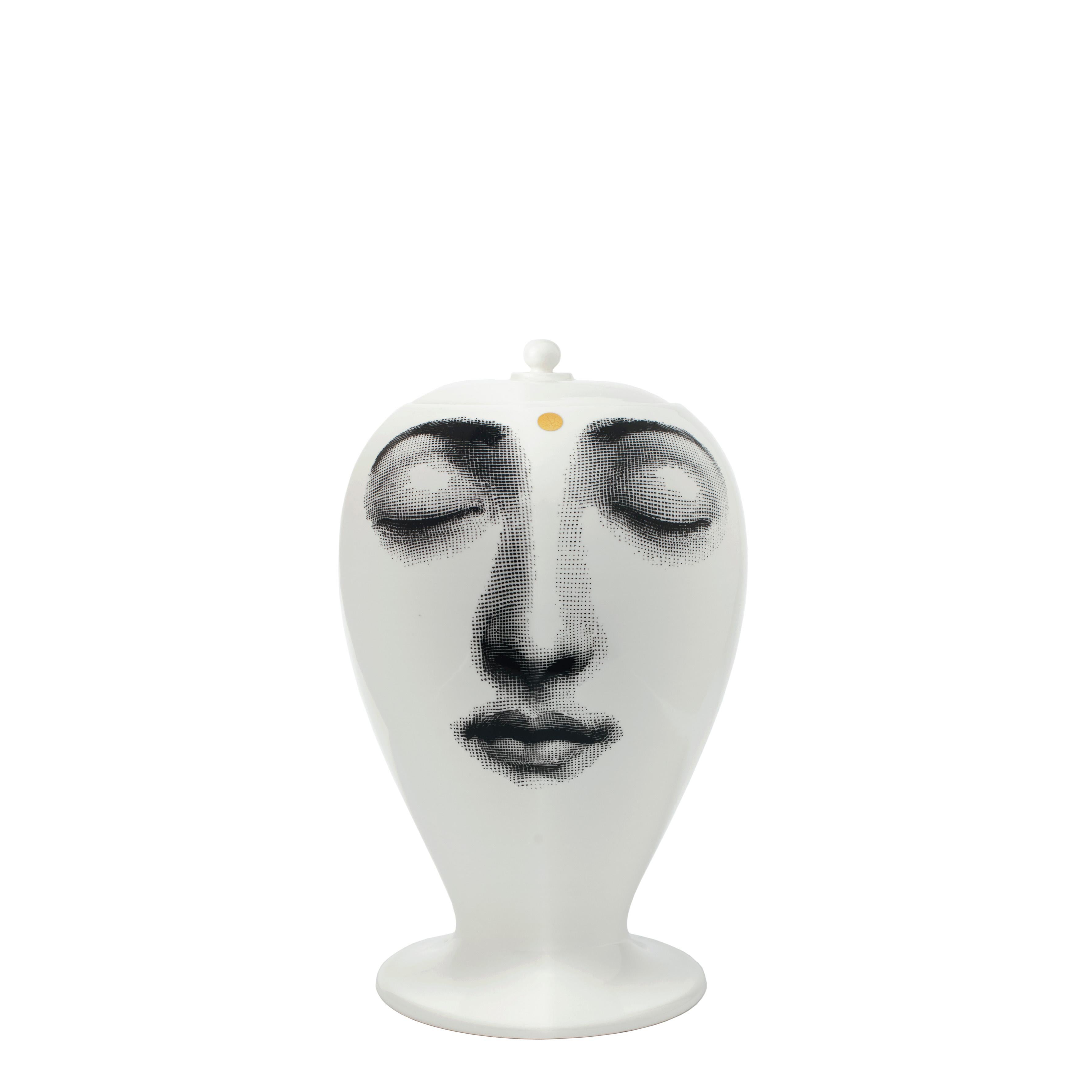 Un altro classico del catalogo Fornasetti, la forma insolita dei vasi mescolata alla bellezza senza tempo di Lina Cavalieri, musa intramontabile di Piero Fornasetti, dà vita a uno dei pezzi più caratteristici e originali dell'Atelier milanese.