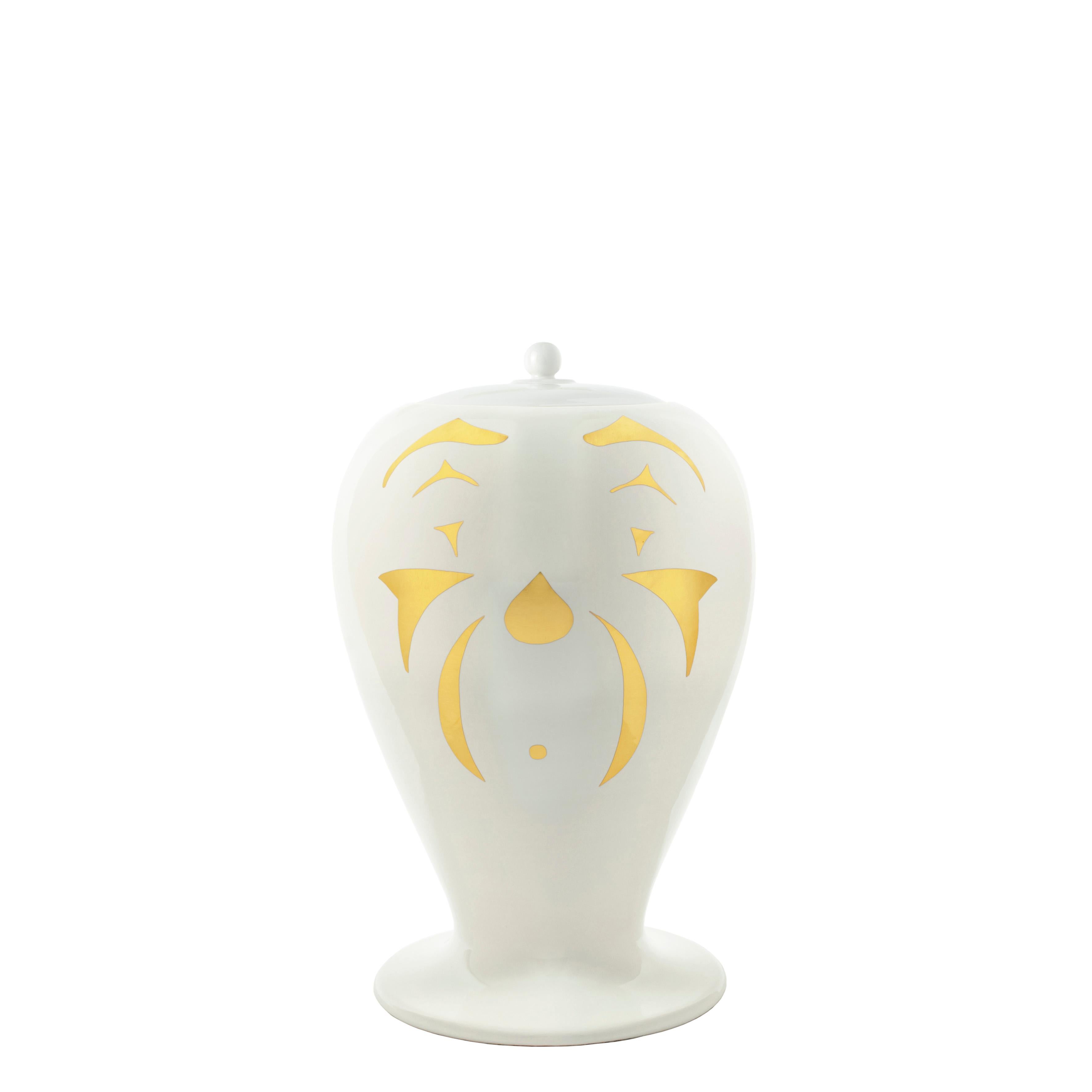 Ein weiterer Klassiker des Fornasetti-Katalogs: Die ungewöhnliche Form der Vase, gepaart mit der zeitlosen Schönheit von Lina Cavalieri, Piero Fornasettis ständiger Muse, macht sie zu einem der charakteristischsten und originellsten Stücke des
