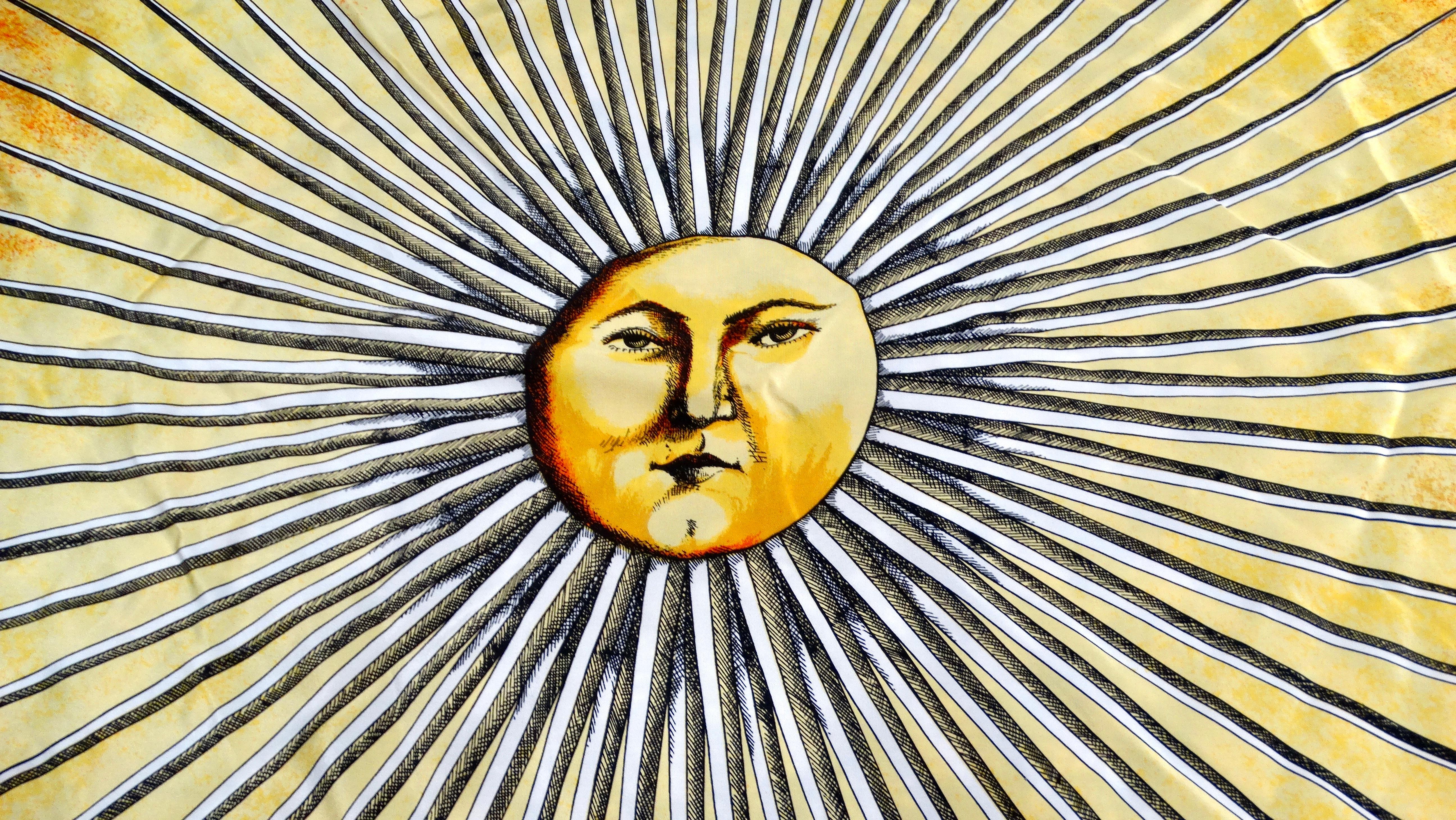 Der Fornasetti Vintage Sun Motif Golden Orange Marble Silk Scarf ist ein auffälliges Stück, das die bezaubernde Kunstfertigkeit der renommierten italienischen Marke verkörpert. Der leuchtende goldorange Farbton und das verschlungene Sonnenmotiv