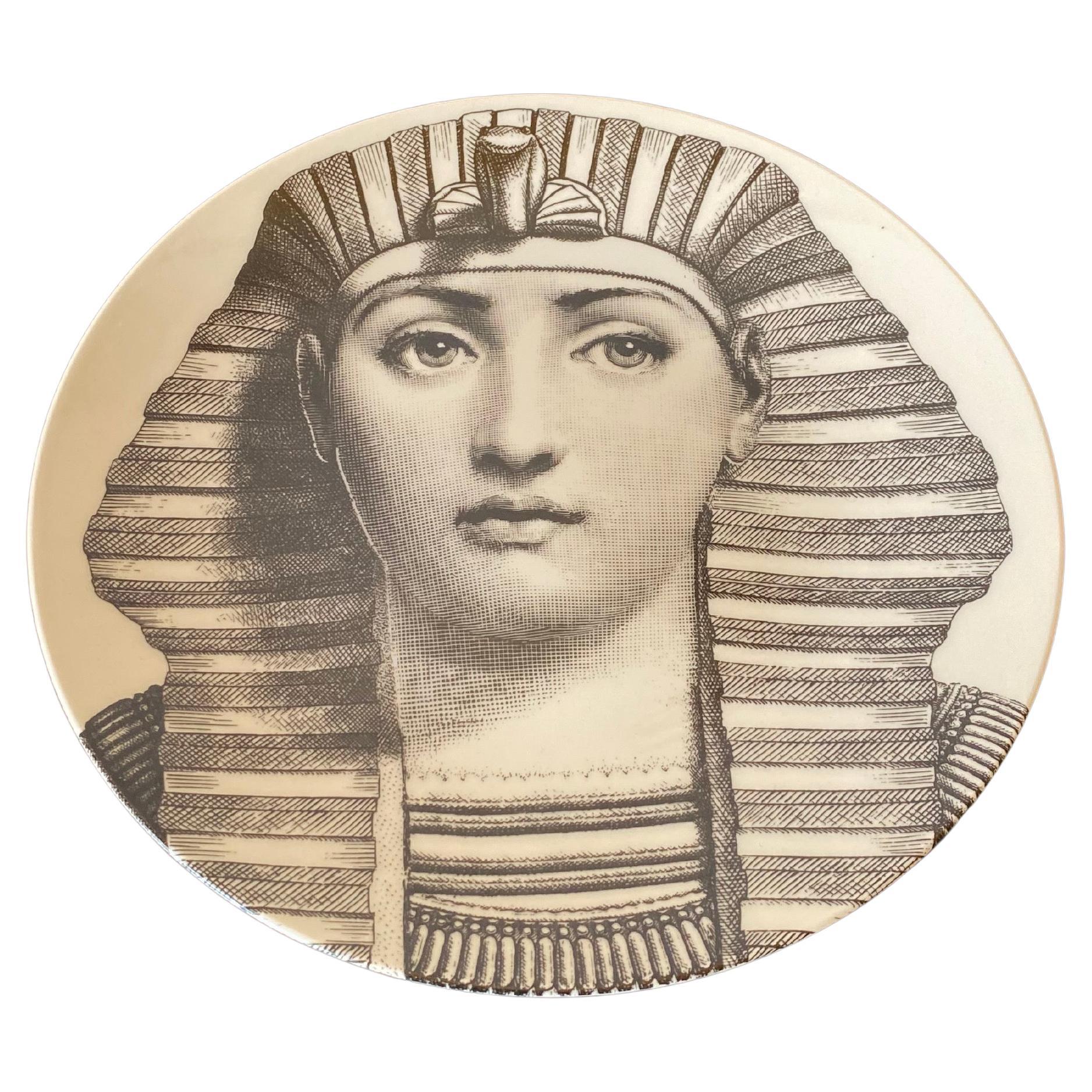 De magnifiques plaques murales avec l'interprétation du visage de la chanteuse d'opéra Lina Cavalieri sont à la base de la série emblématique Tema e Variazioni de Fornasetti.  Magnifique assiette en porcelaine décorée à la main qui est une véritable