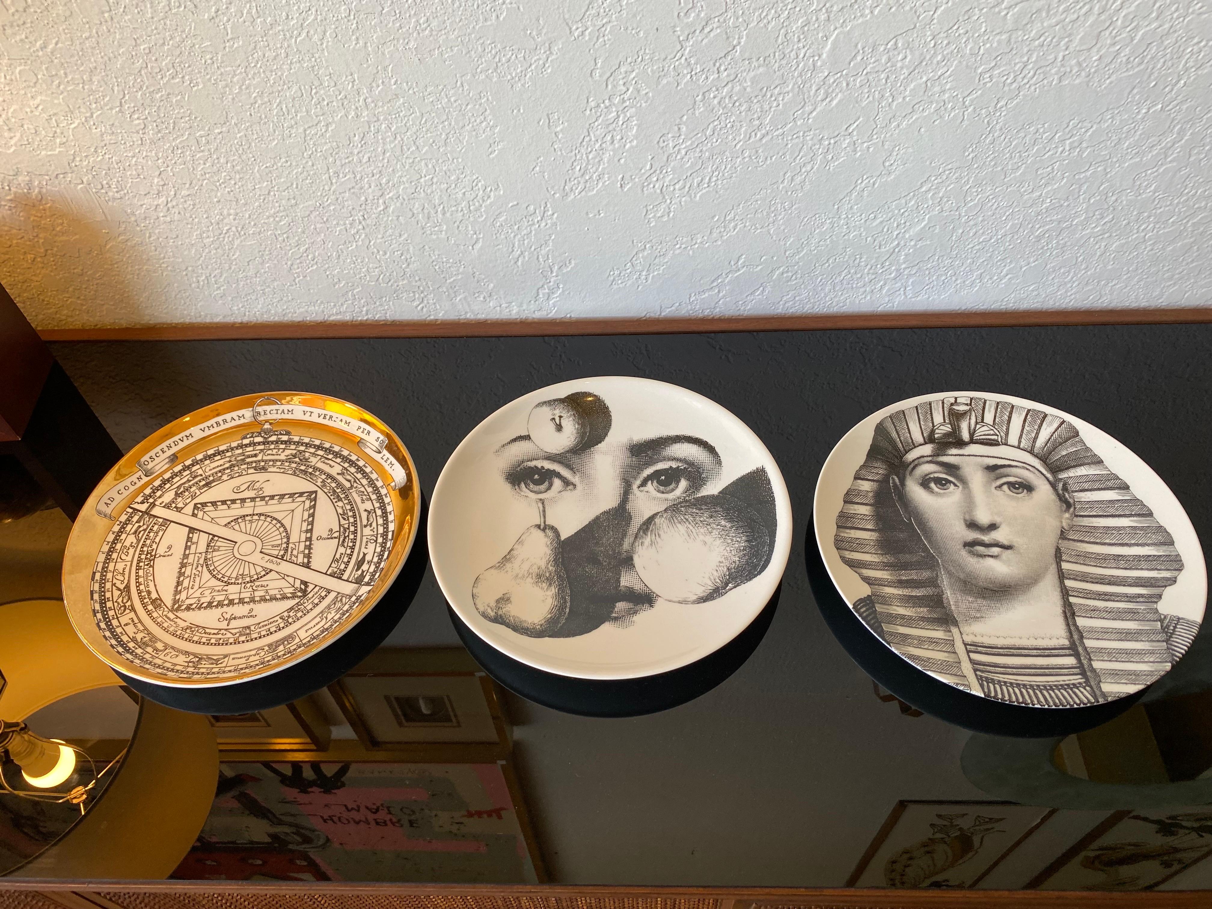 italien Fornasetti Plaque murale Tema E Variazioni N. 221 en vente