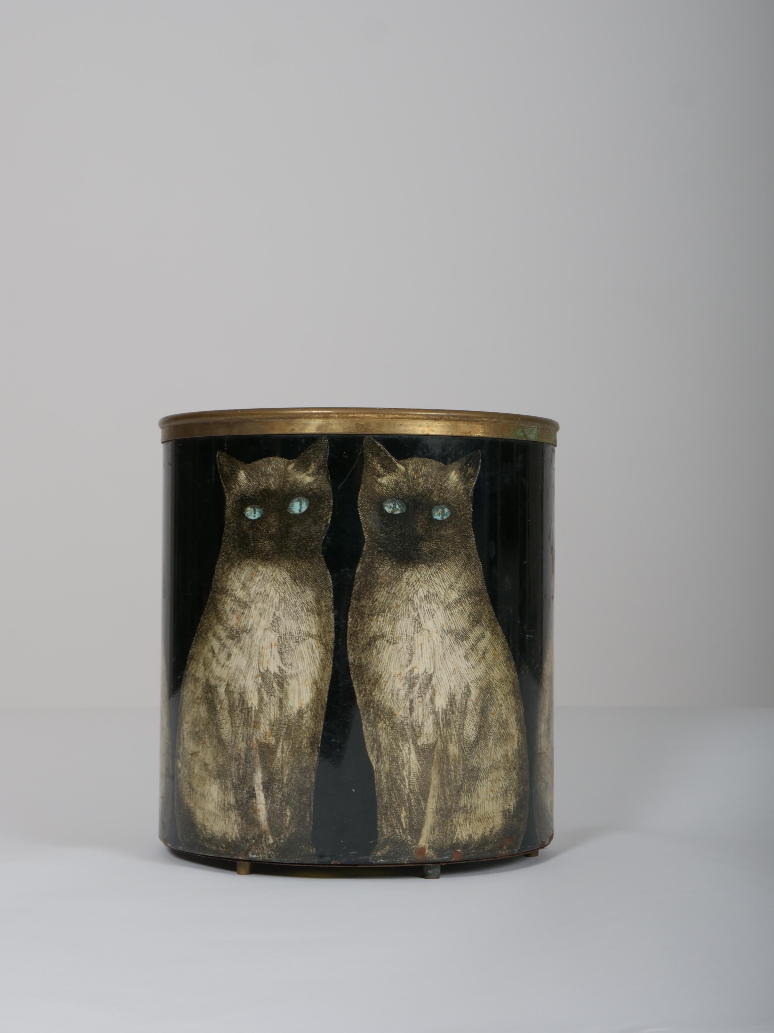 Rare Fornasetti waste basket with Siamese cat motif. Blue eyes!

Whimsical Fornasetti bin. Screen printed with multiple Siamese cats with blue eyes. Brass feet and trim. 

