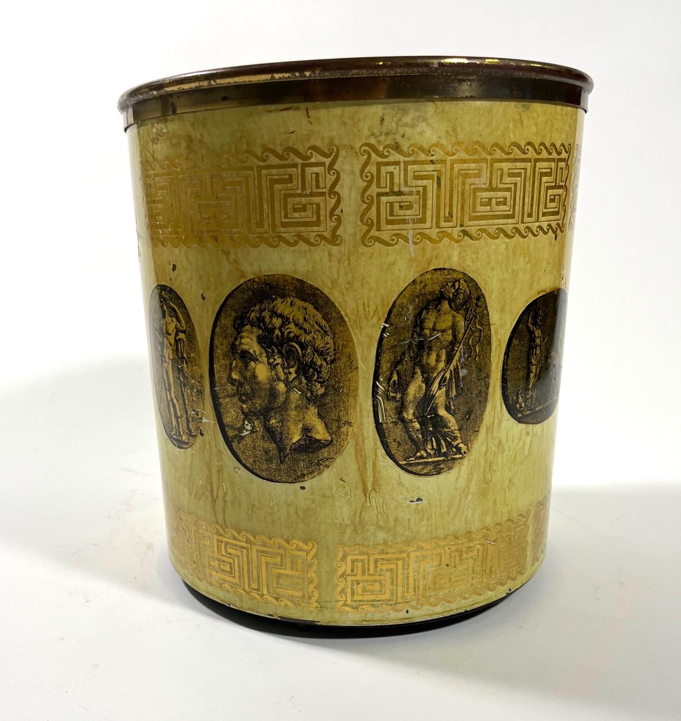 Piero Fornasetti Römische Münze Papierkorb
Originale Oberfläche mit Abnutzungserscheinungen
Aufkleber Label