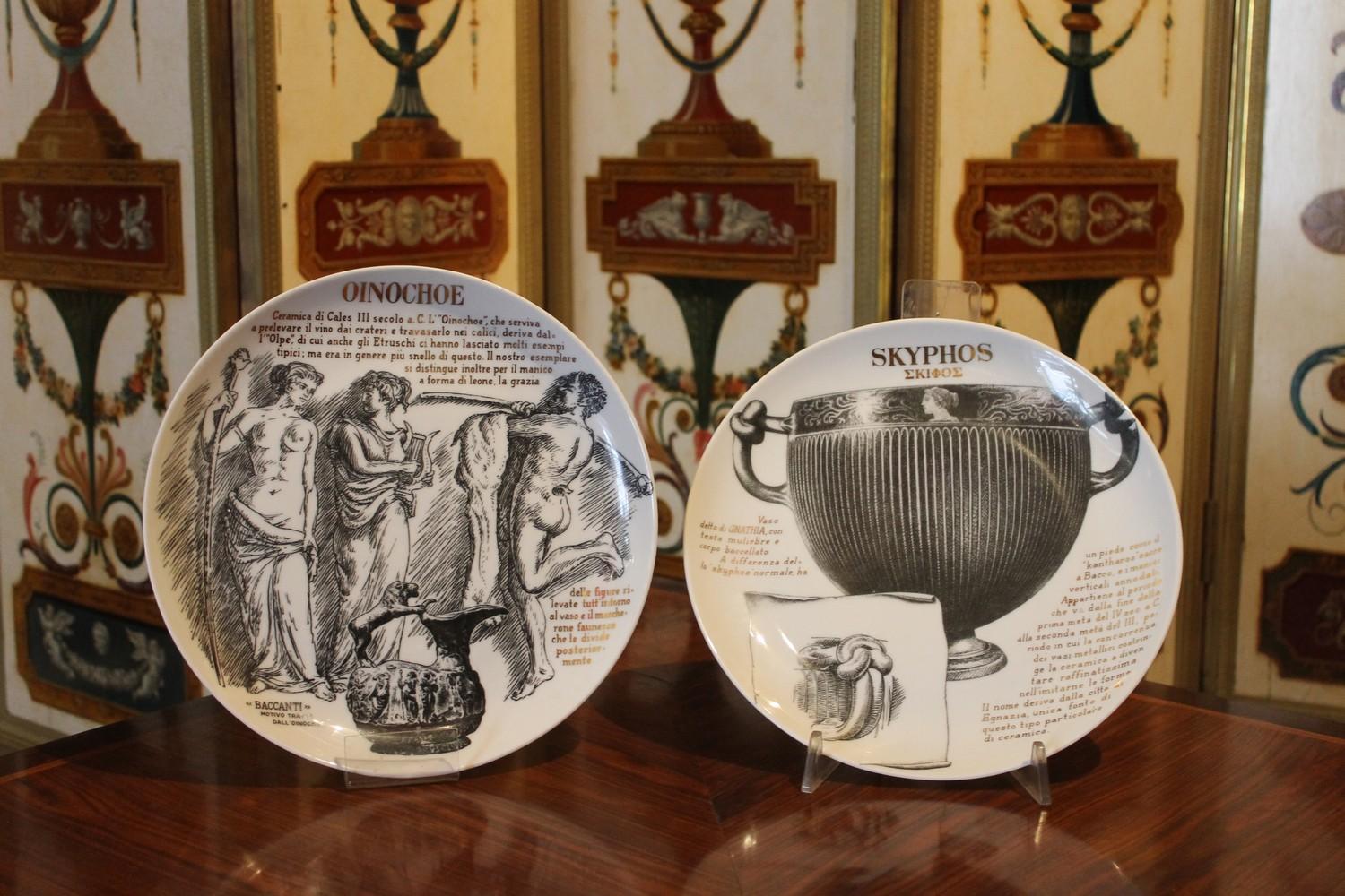 These two splendid vintage round plates in white porcelain with black and gold decorations are an authentic piece of Italian history.
They are a part of a limited edition born from the collaboration of the Milanese artist Piero Fornasetti with the