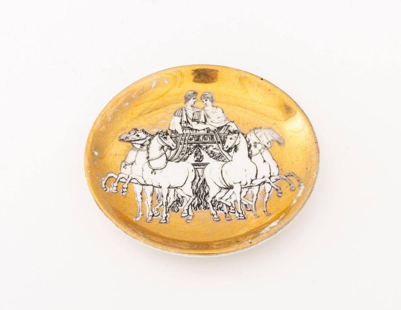 Moderne Fornasetti x Saks Chariot romain en porcelaine, 8 pièces. en vente