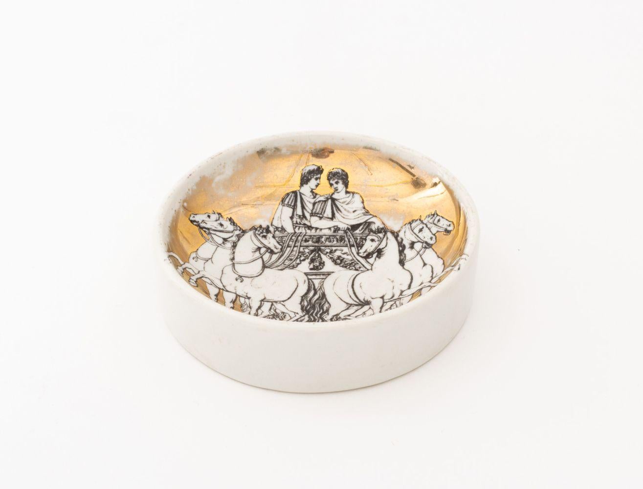 Fornasetti x Saks Chariot romain en porcelaine, 8 pièces. Bon état - En vente à Astoria, NY